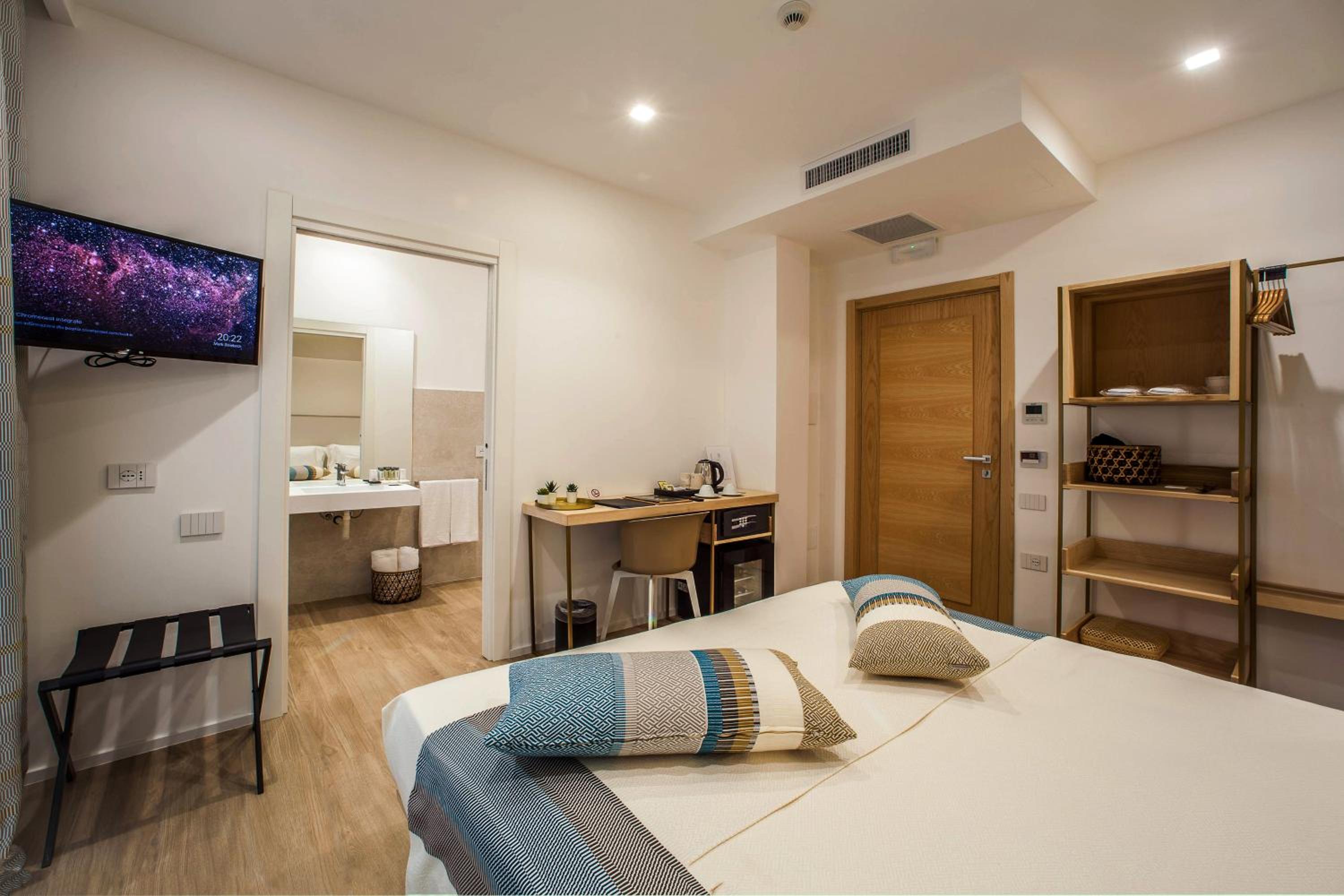 Standard Double Or Twin Room - Photo 11
