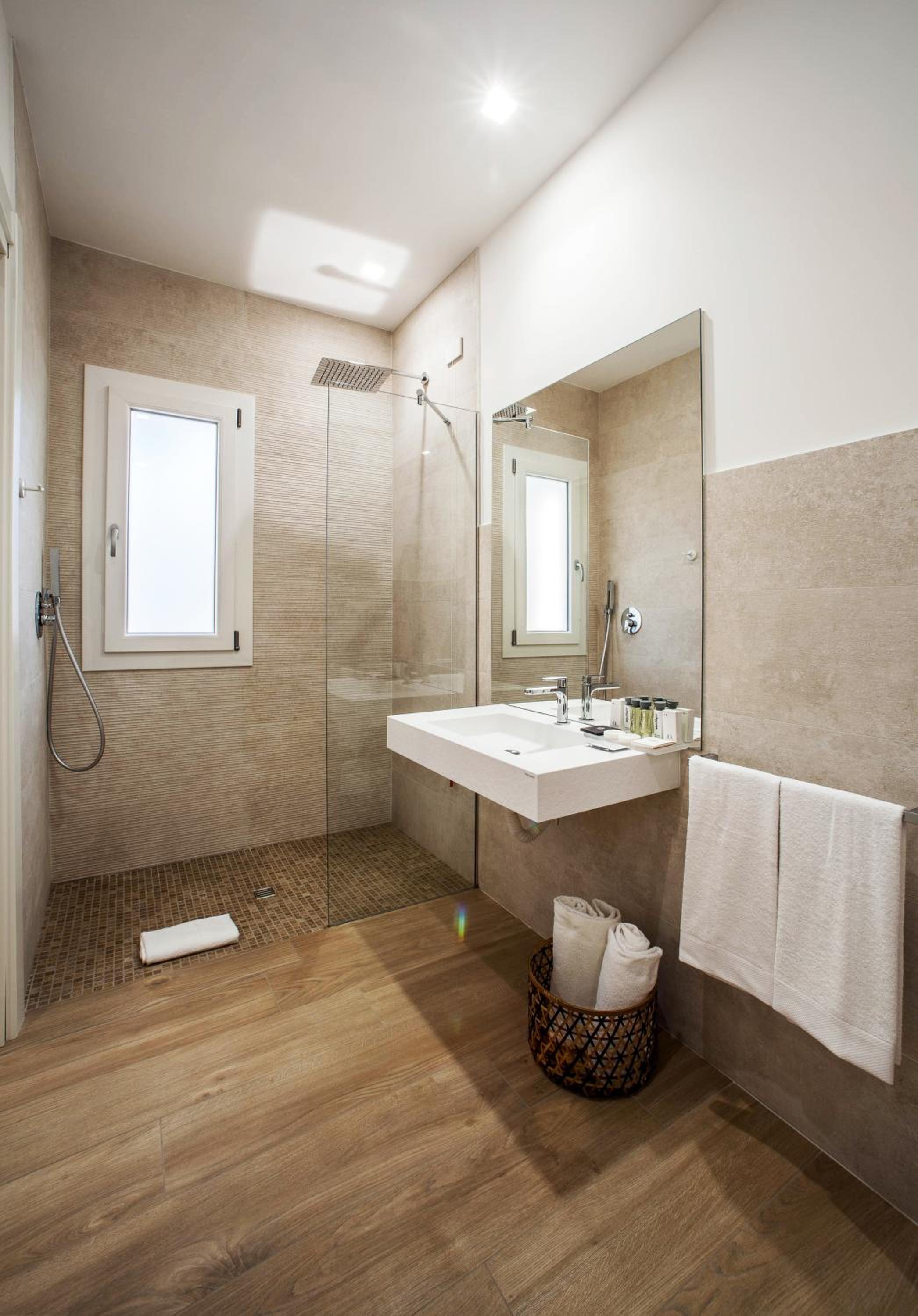 Standard Double Or Twin Room - Photo 8