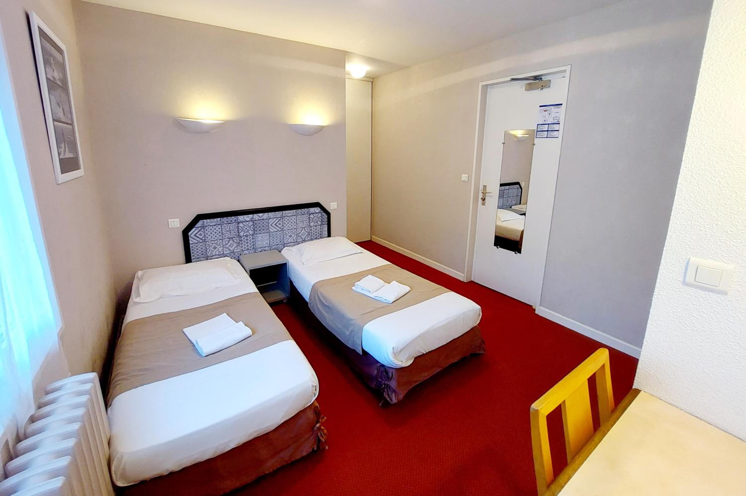Twin Room - Photo 2