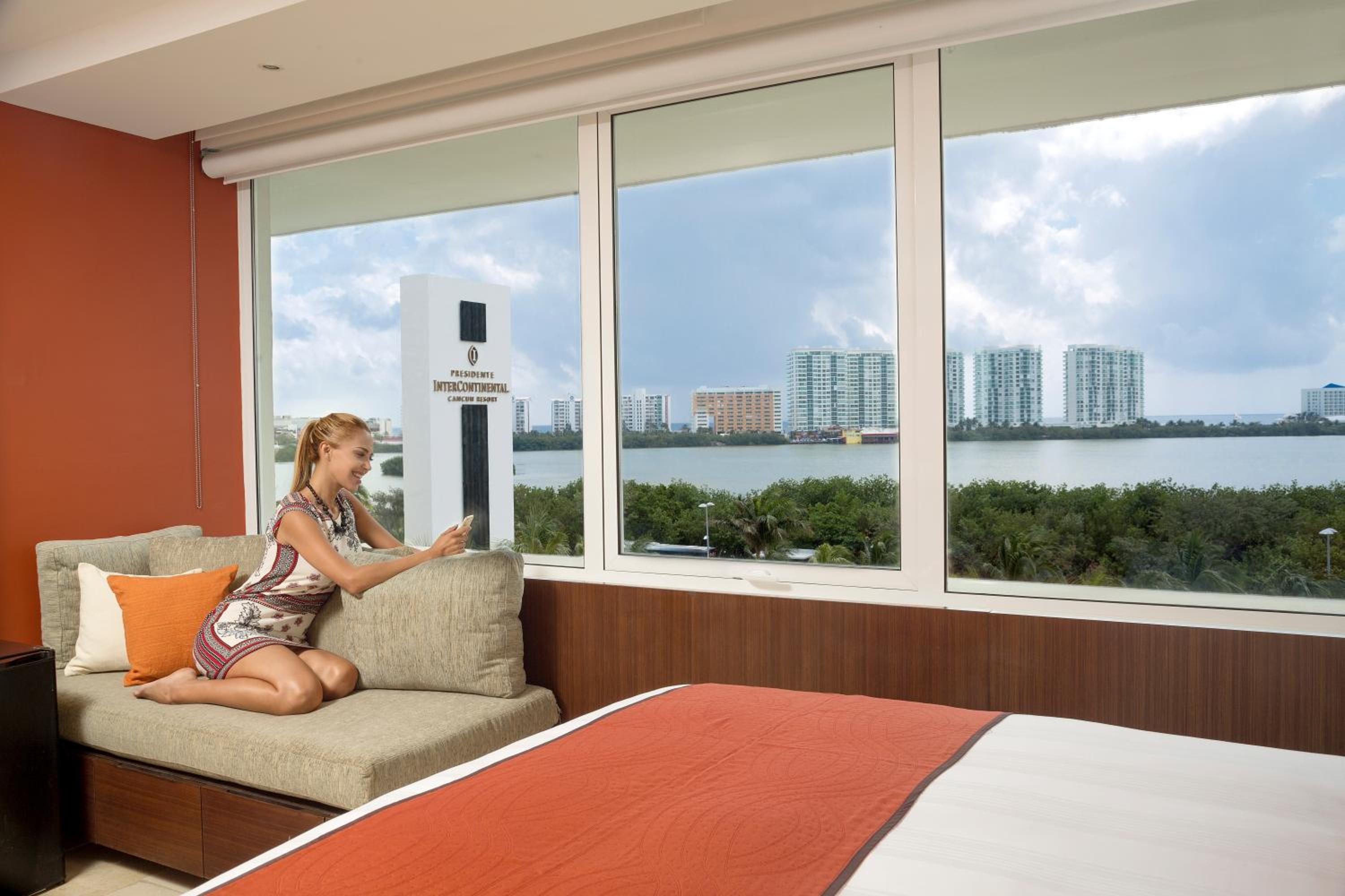 Classic Queen Room with Two Queen Beds and Lagoon View - Photo 1