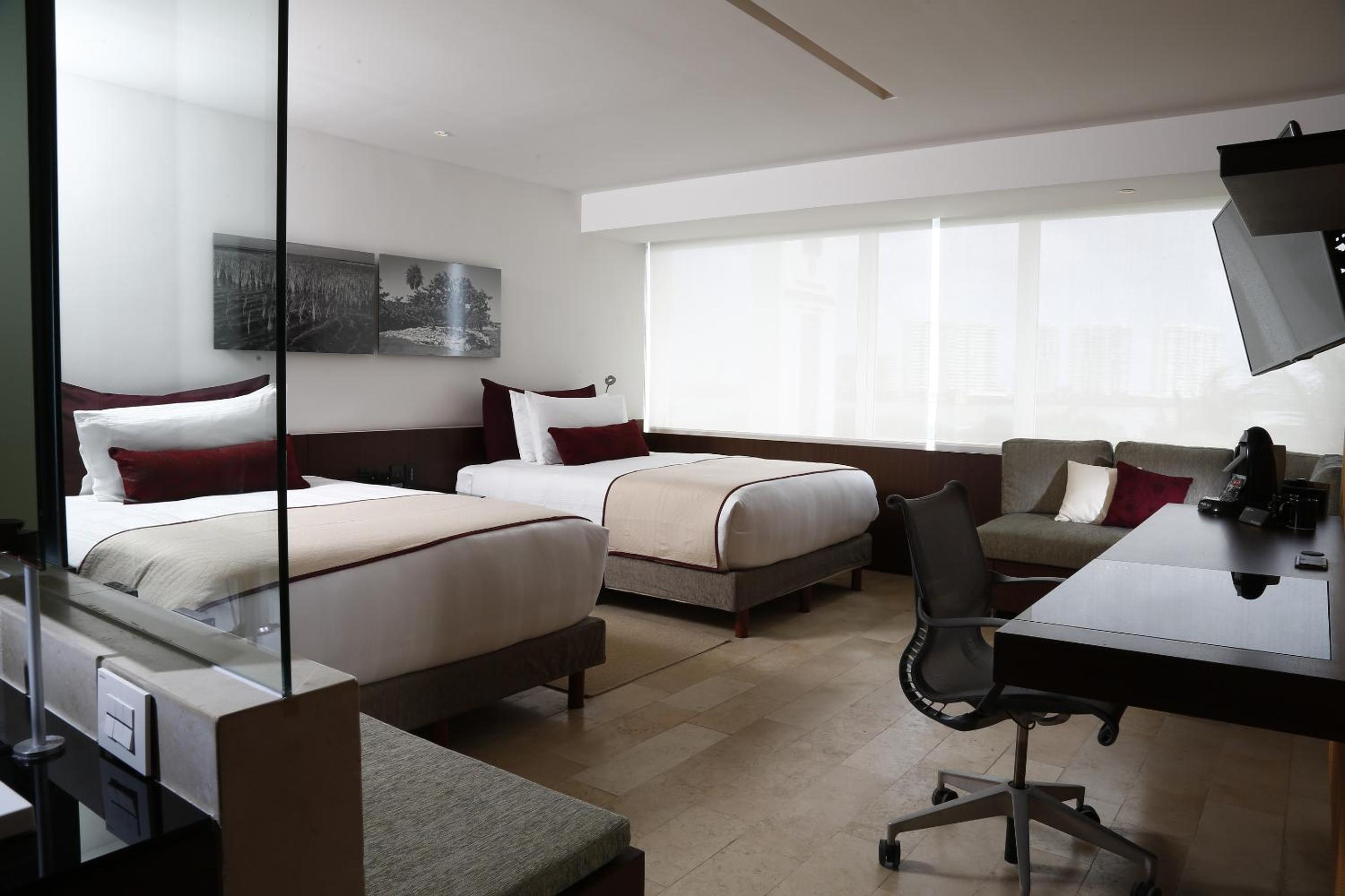 Classic Queen Room with Two Queen Beds and Lagoon View - Photo 2