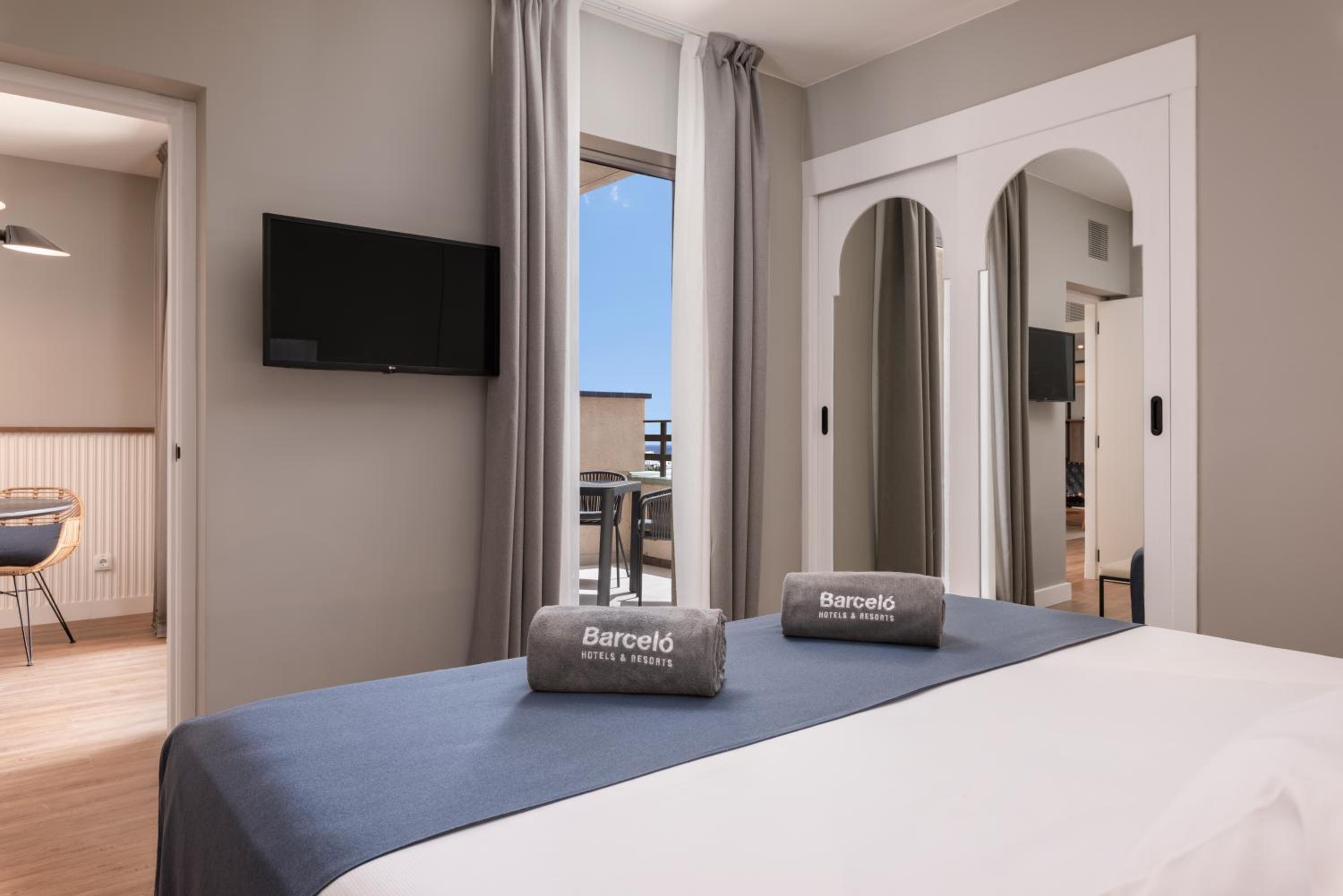 Junior Suite Deluxe (2 Adults + 1 Child) photo 2