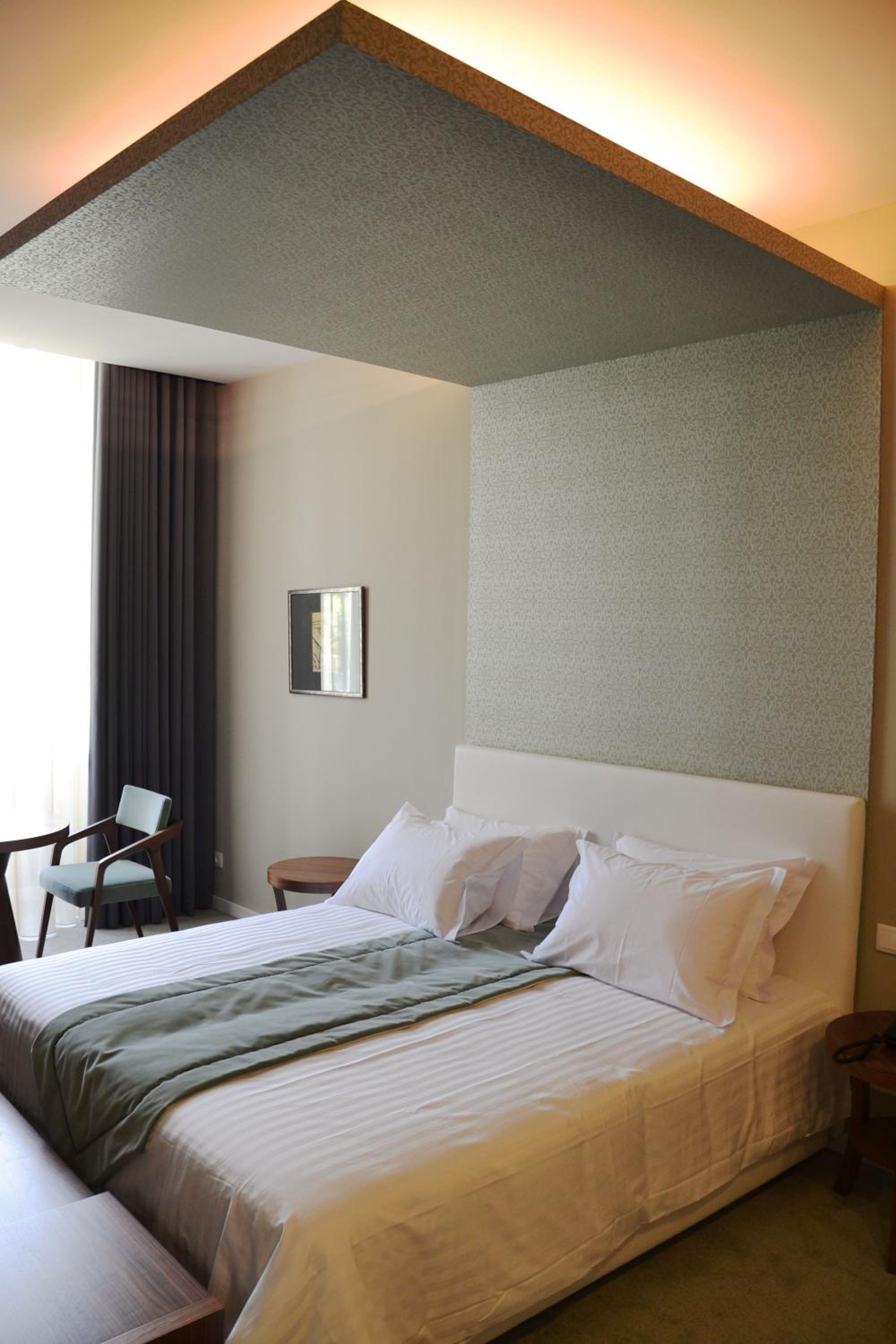 Suite - Photo 1