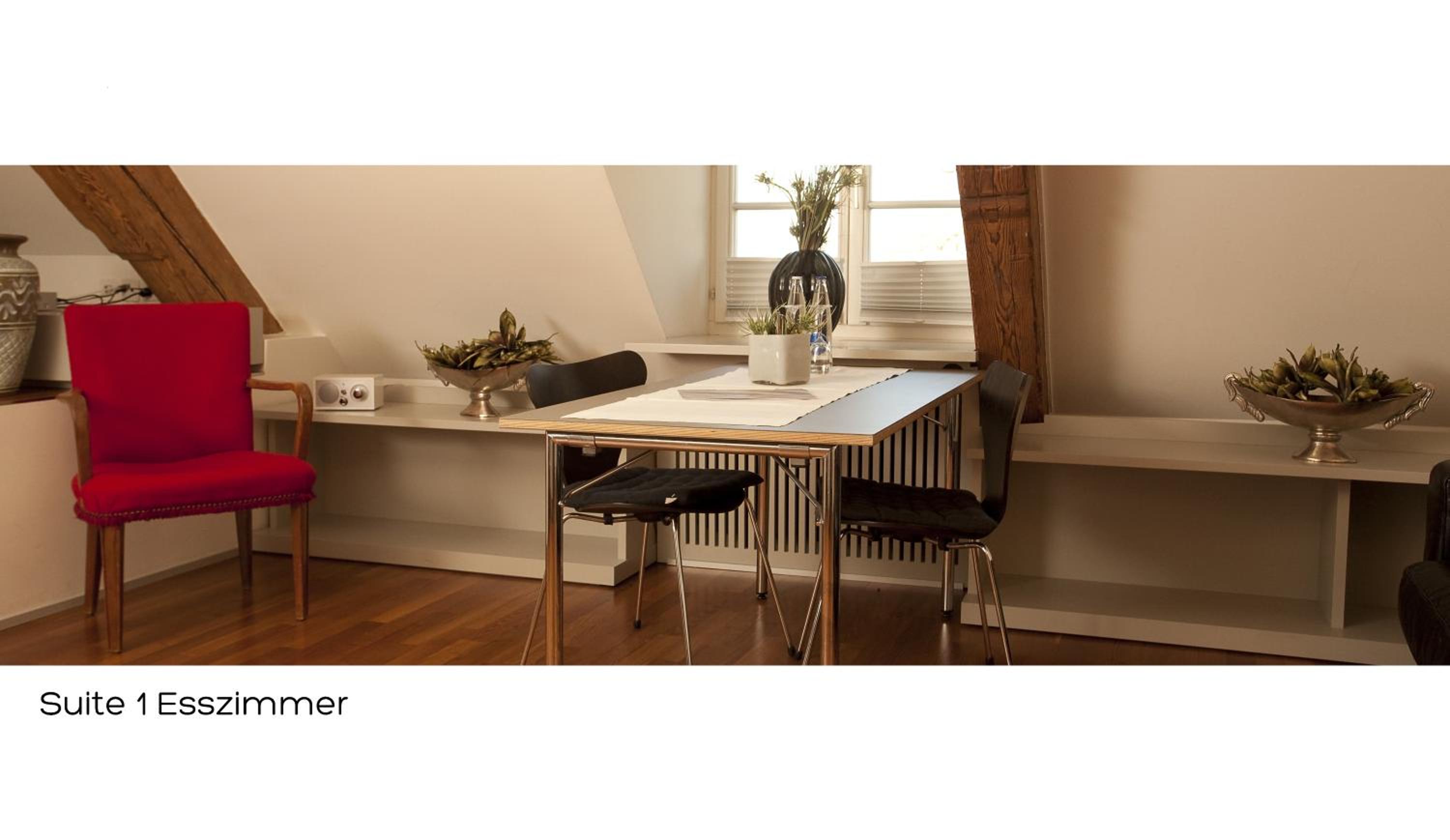 Suite - Photo 16