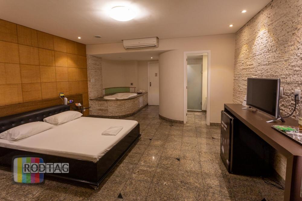 Deluxe Suite with Spa Bath - Photo 3