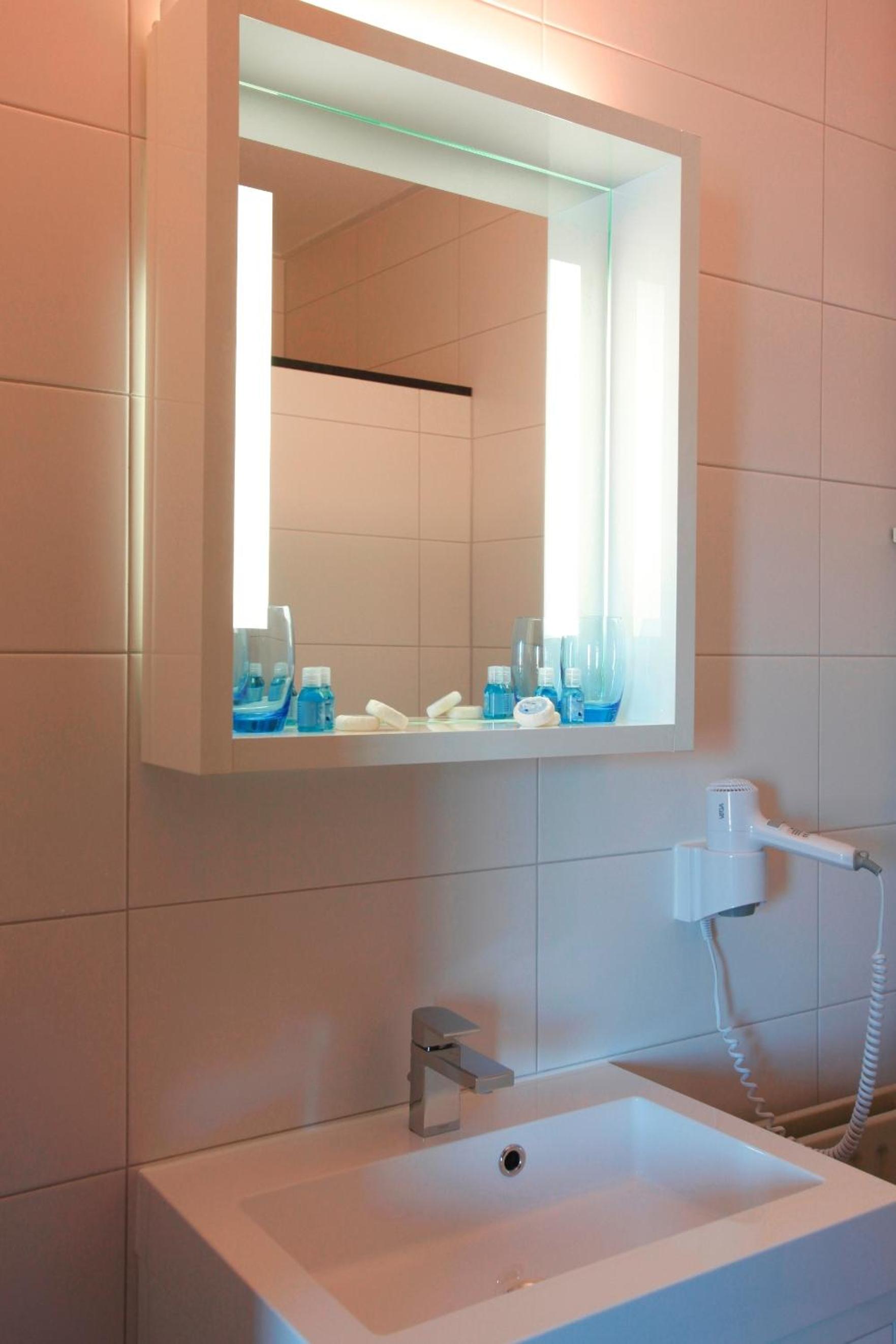 Standard Twin Room - Photo 4