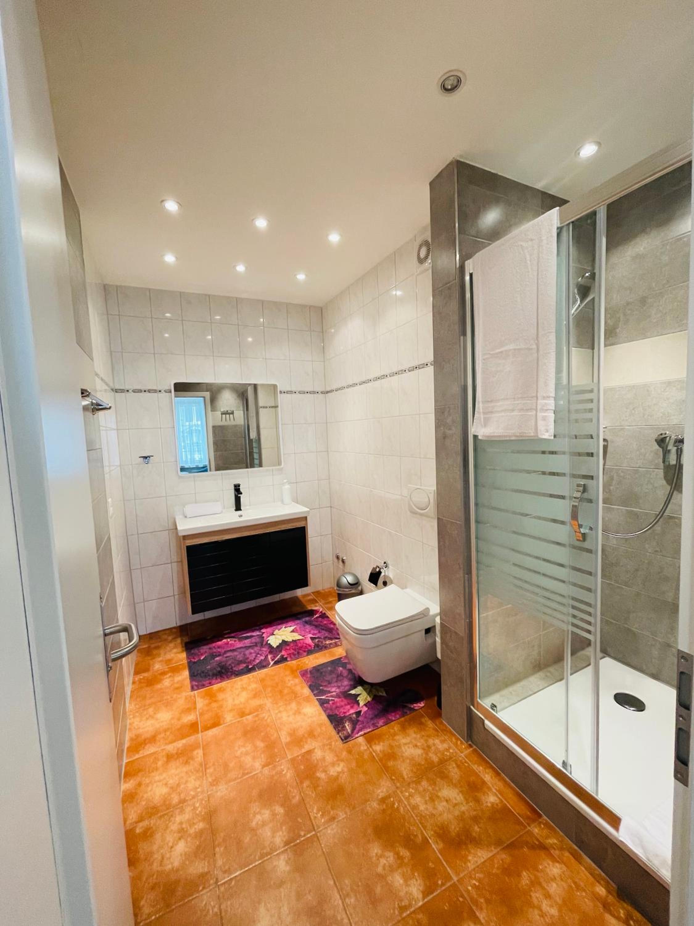 Double Room with Private Bathroom - Photo 6