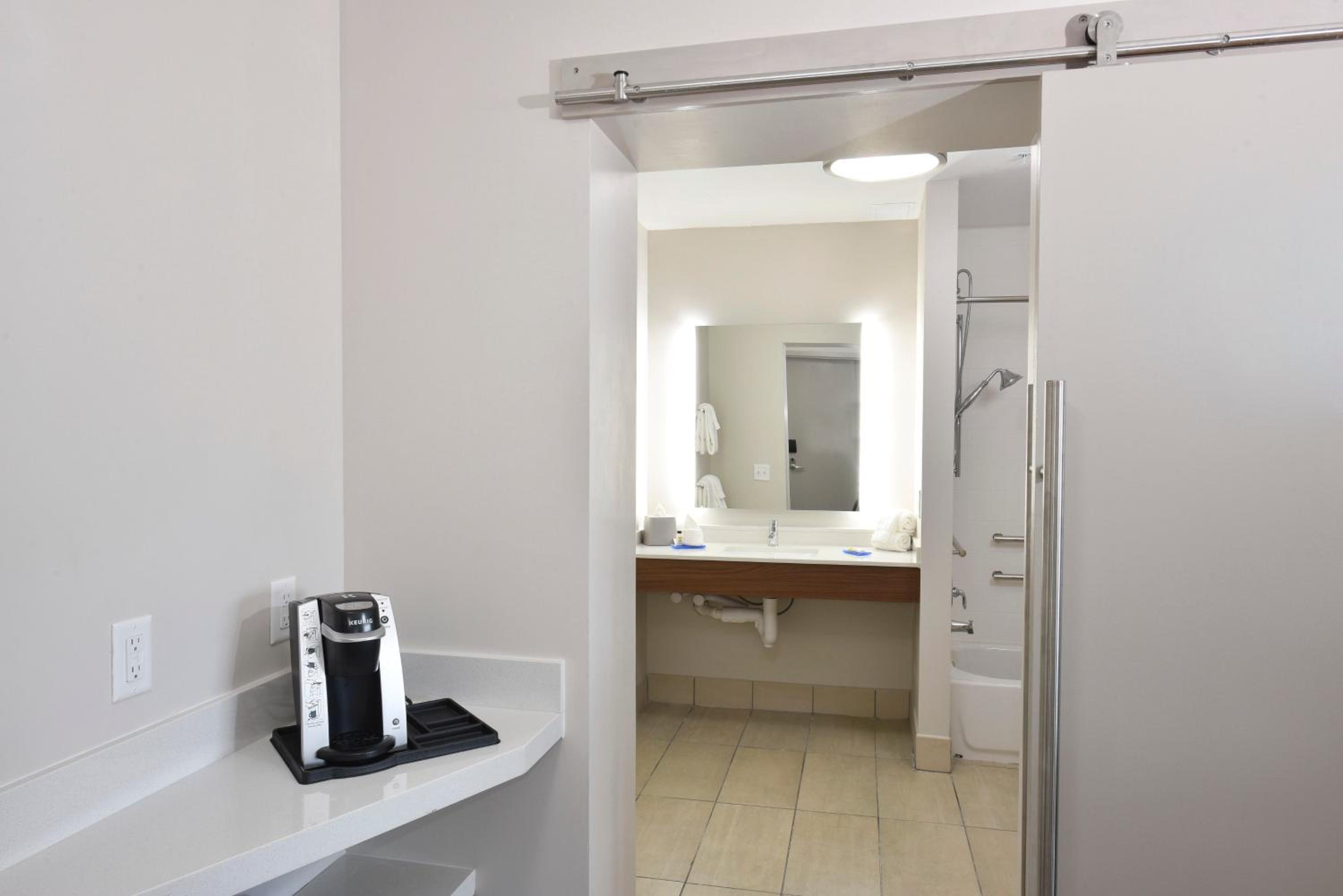 Double Room with Two Double Beds - Hearing Accessible/Non-Smoking
