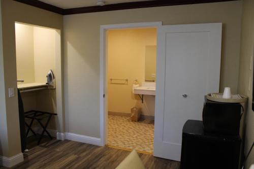 King Room - Disability Access photo 3