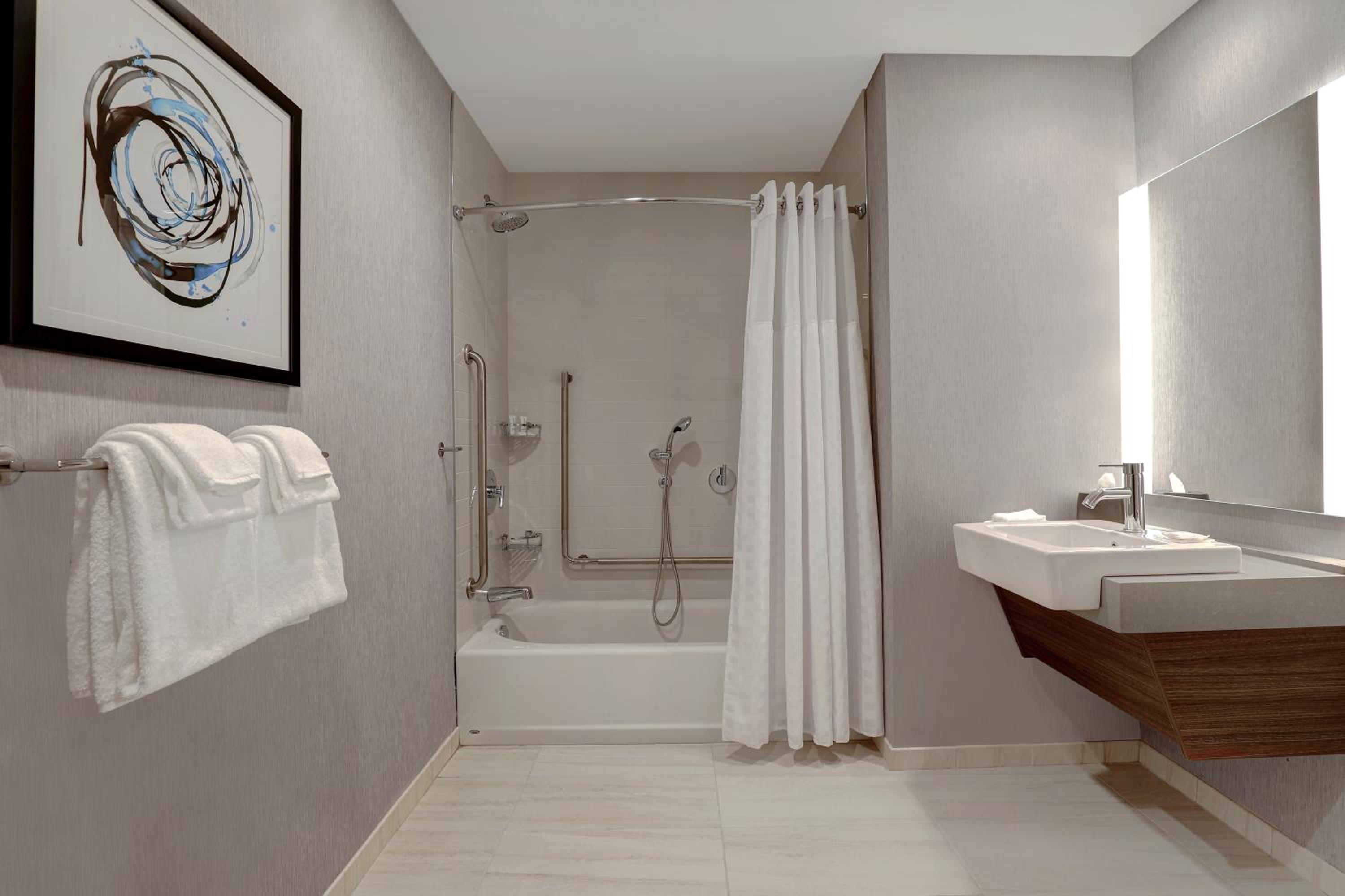 King Suite with Accessible Tub - Photo 4