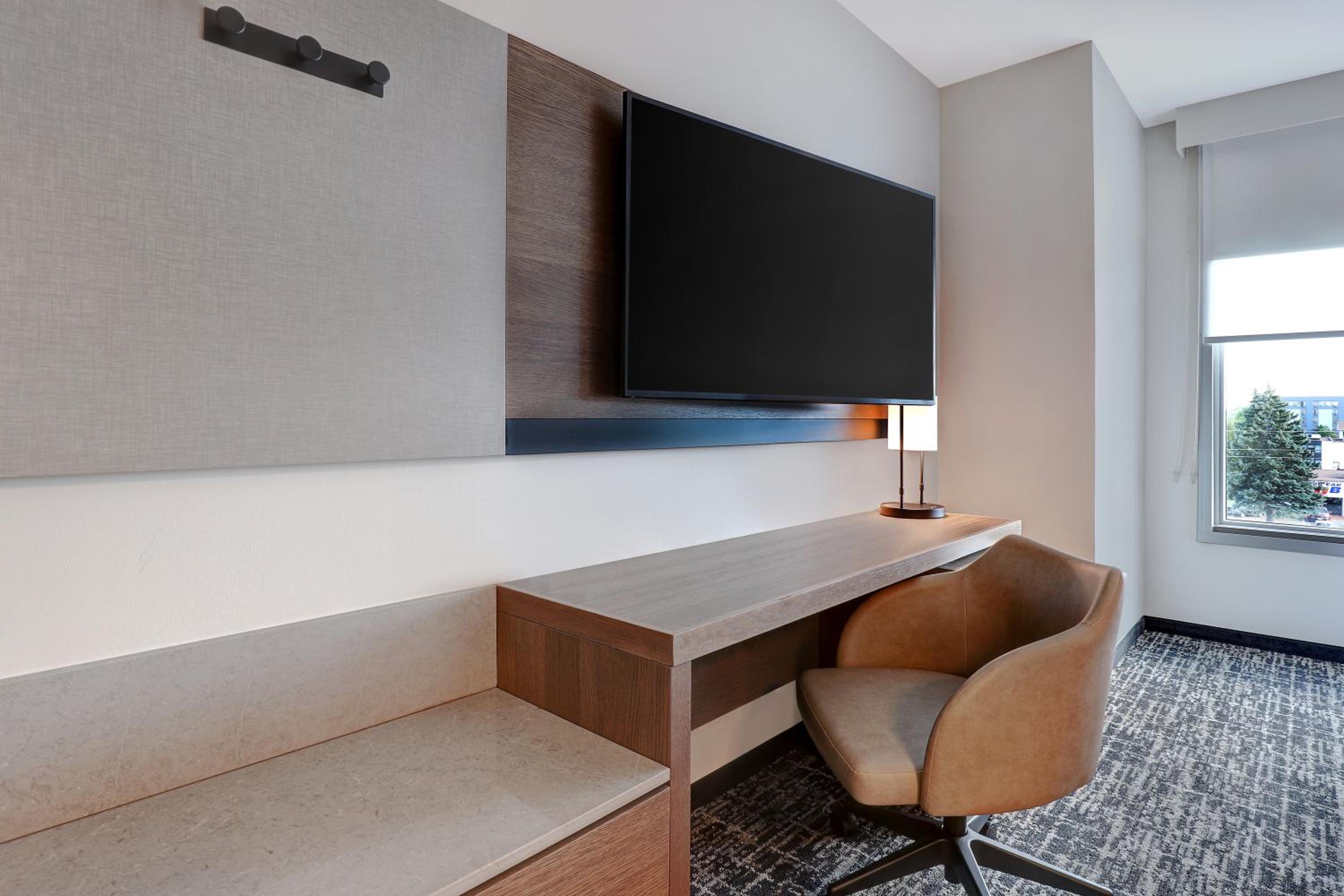 King Room with Sofa Bed - Photo 4