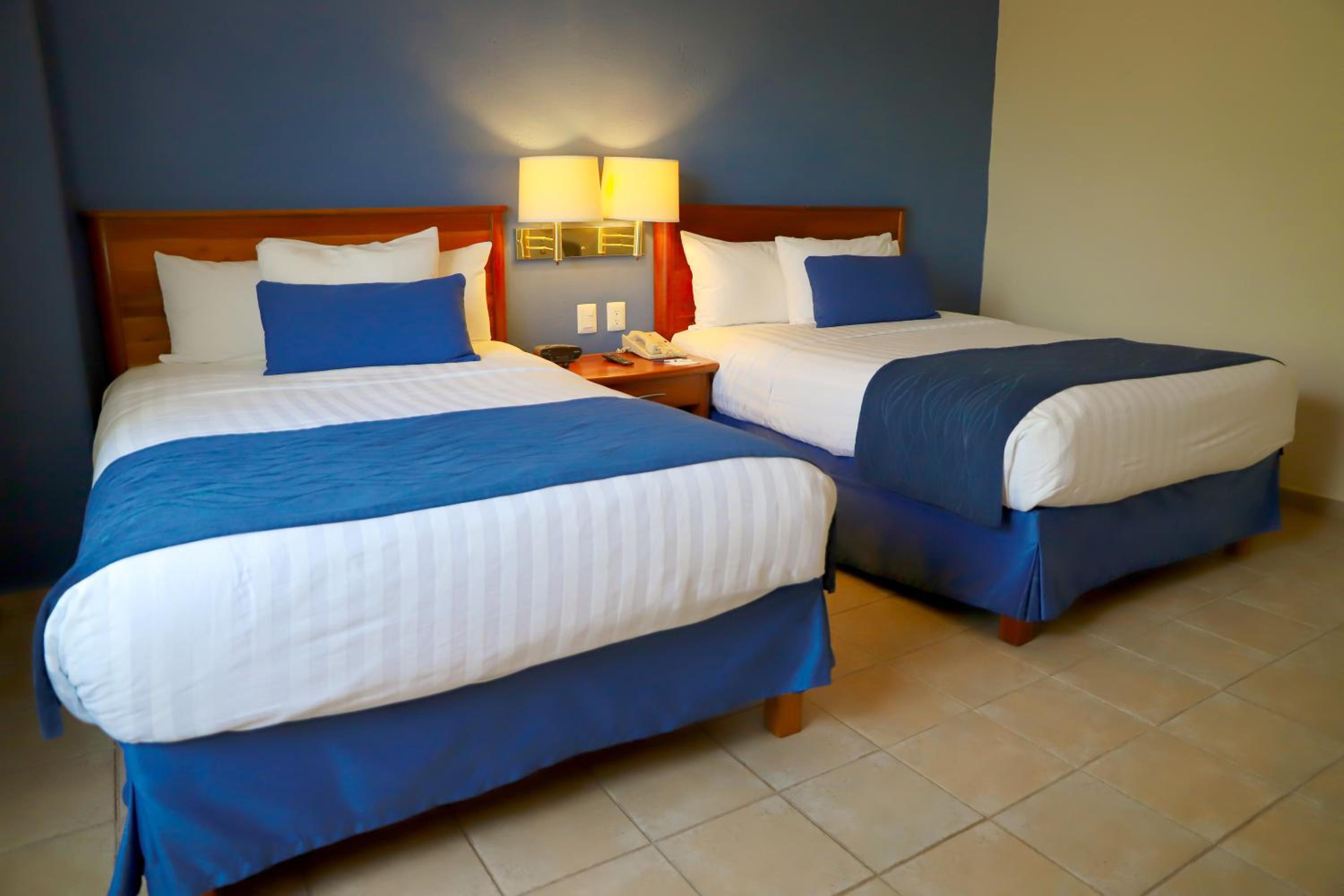 Double Room with Two Double Beds - Non-Smoking - Photo 12