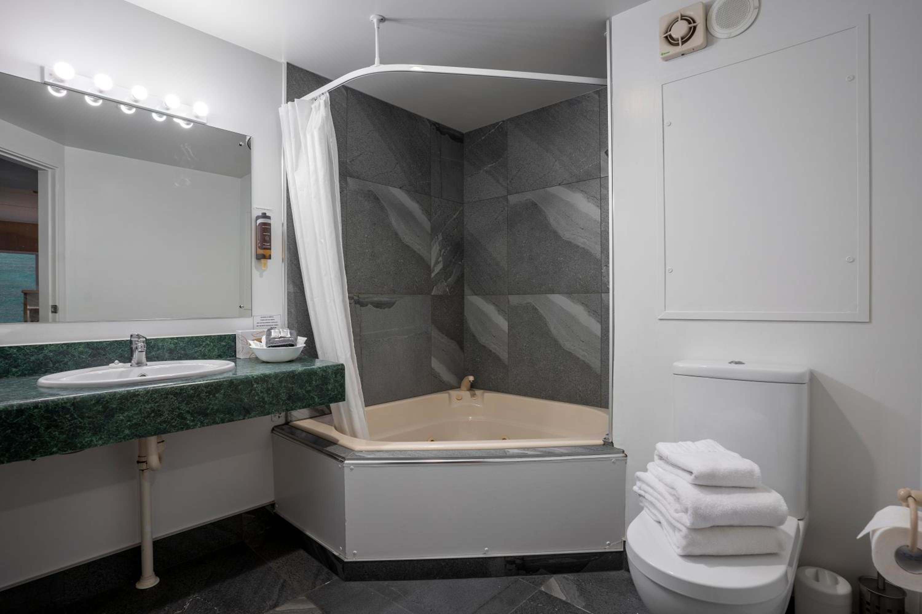 Studio with Spa Bath - Photo 7