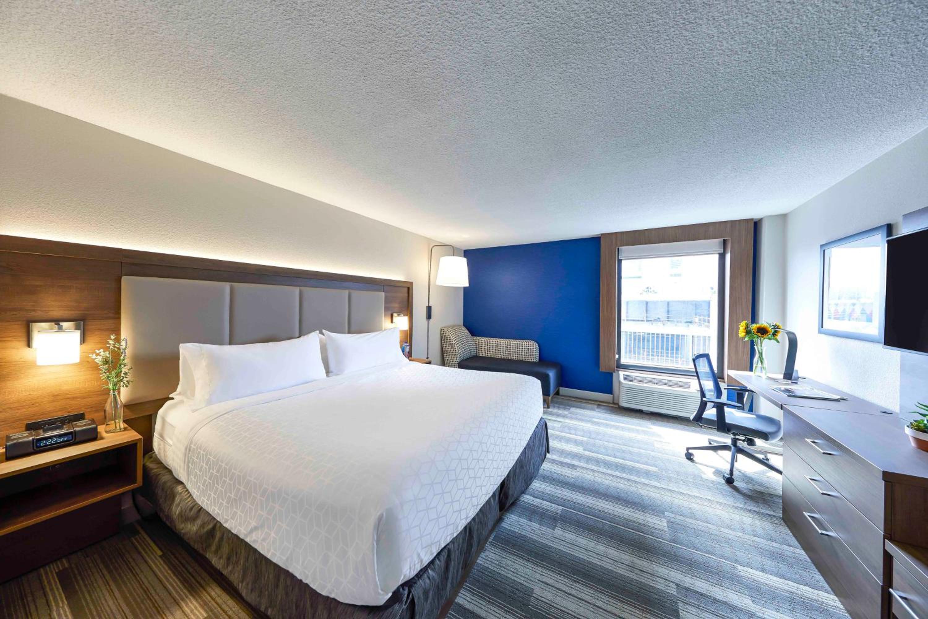 One-Bedroom King Suite - Photo 6