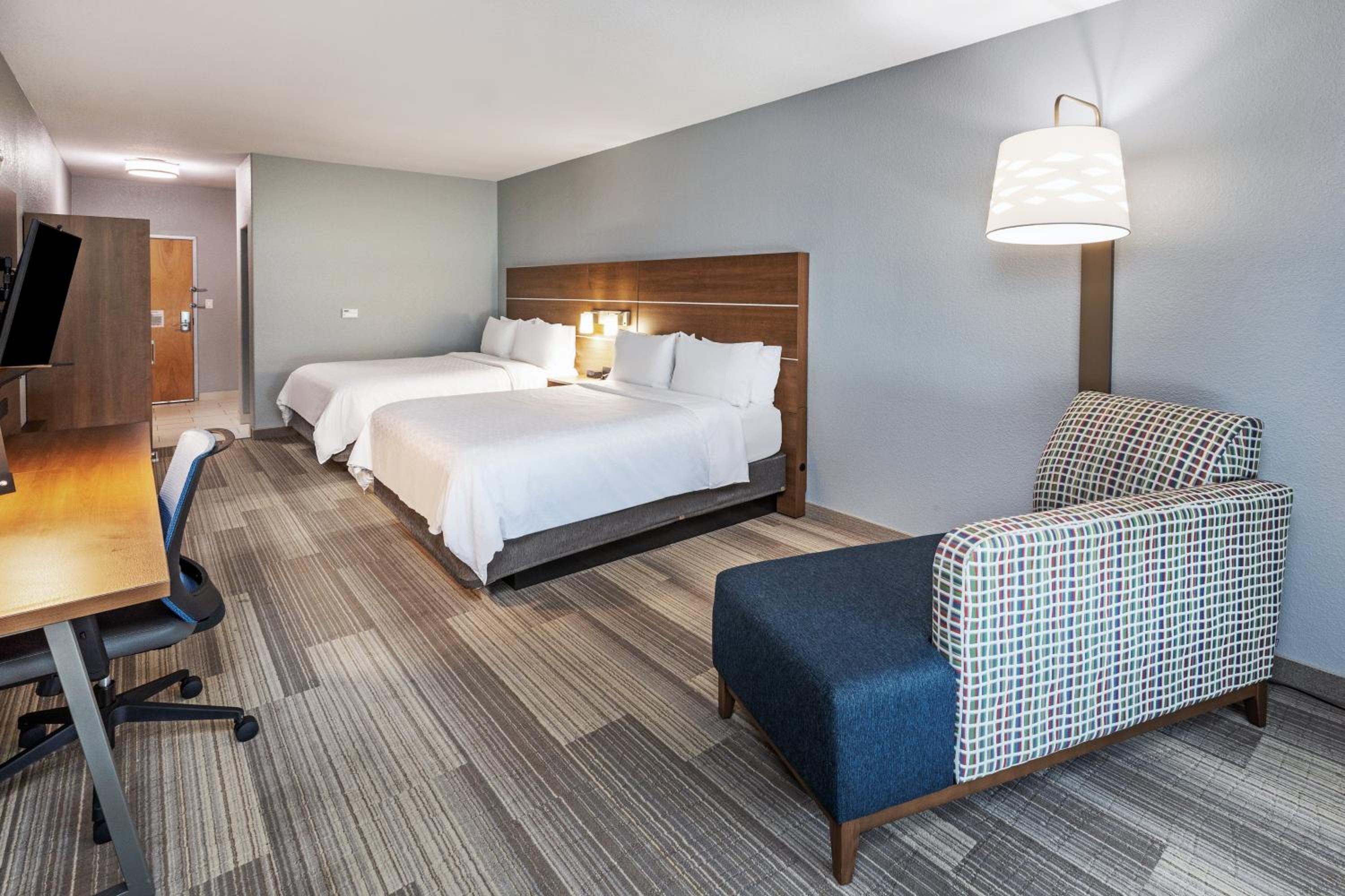 Standard Room with Two Queen Beds - Photo 5