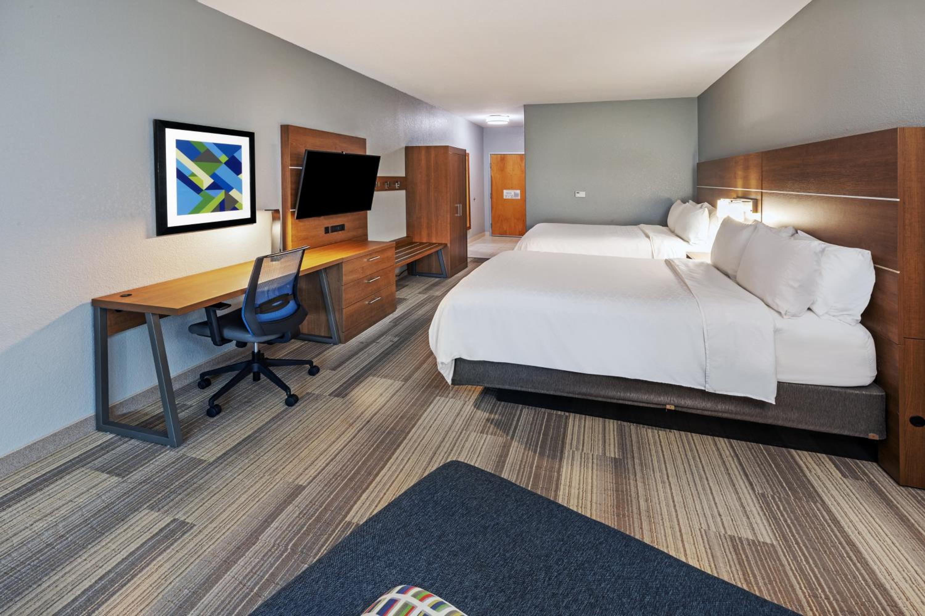 Standard Room with Two Queen Beds - Photo 2