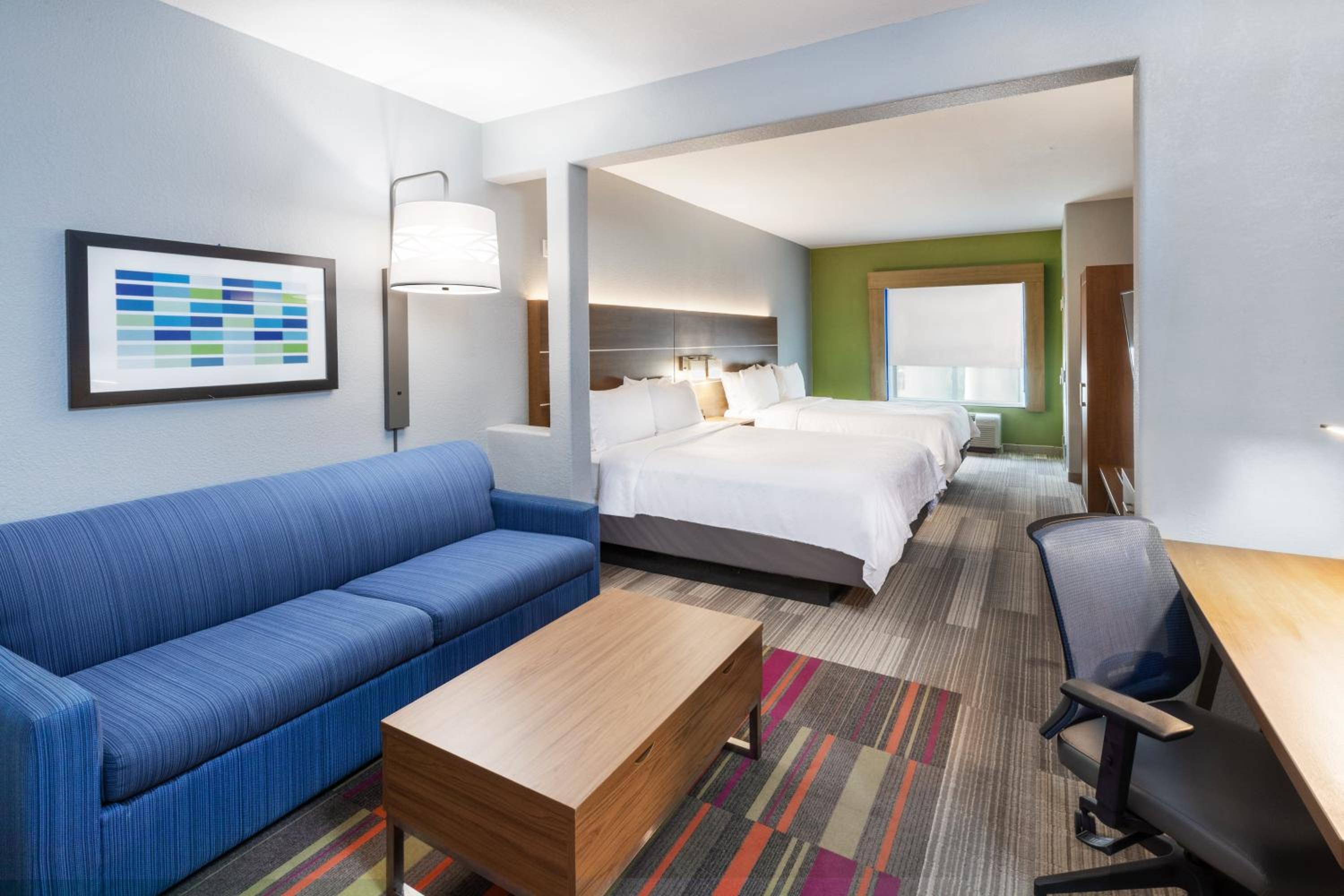 Queen Suite with Two Queen Beds - Photo 2