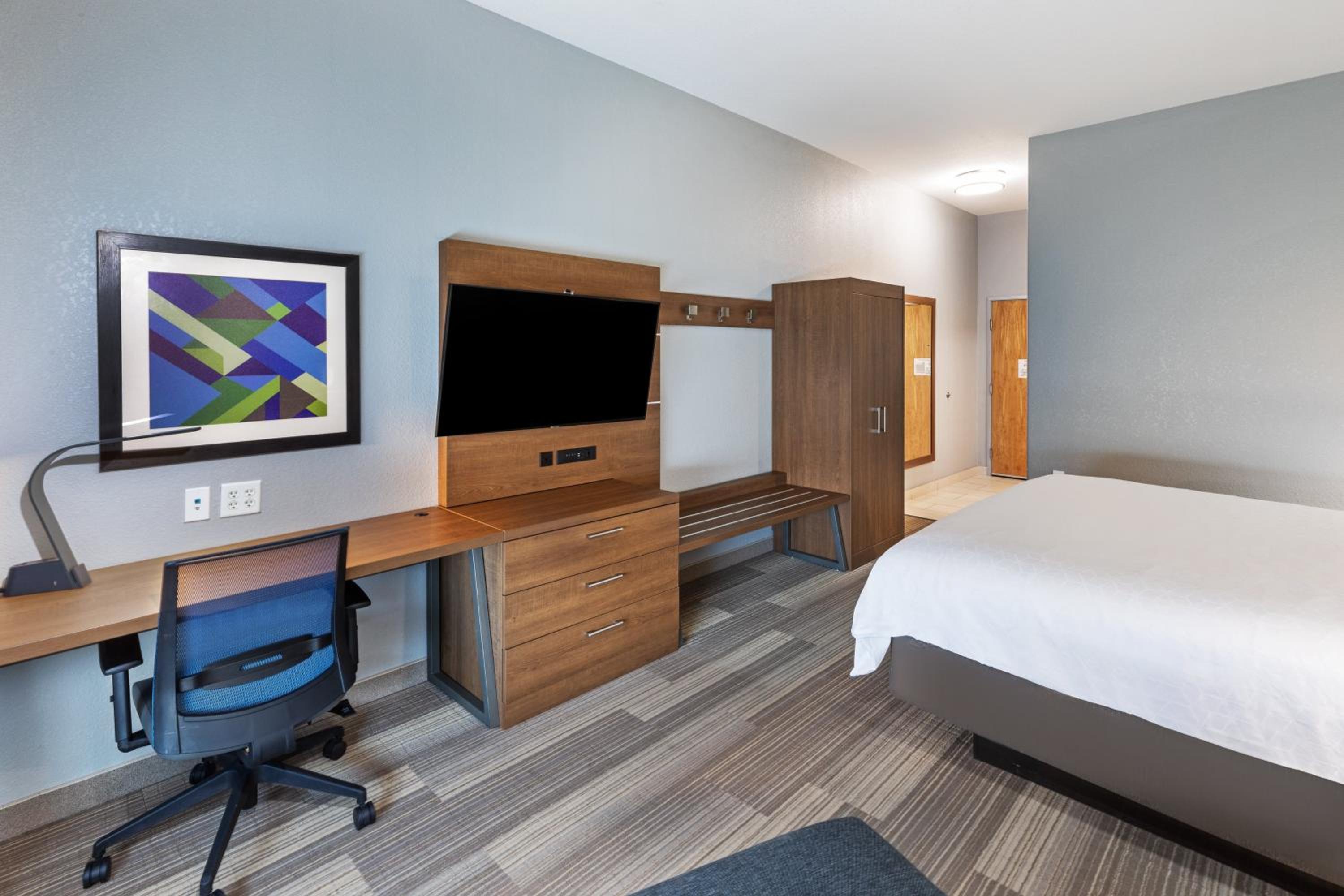 Standard King Room - Photo 4