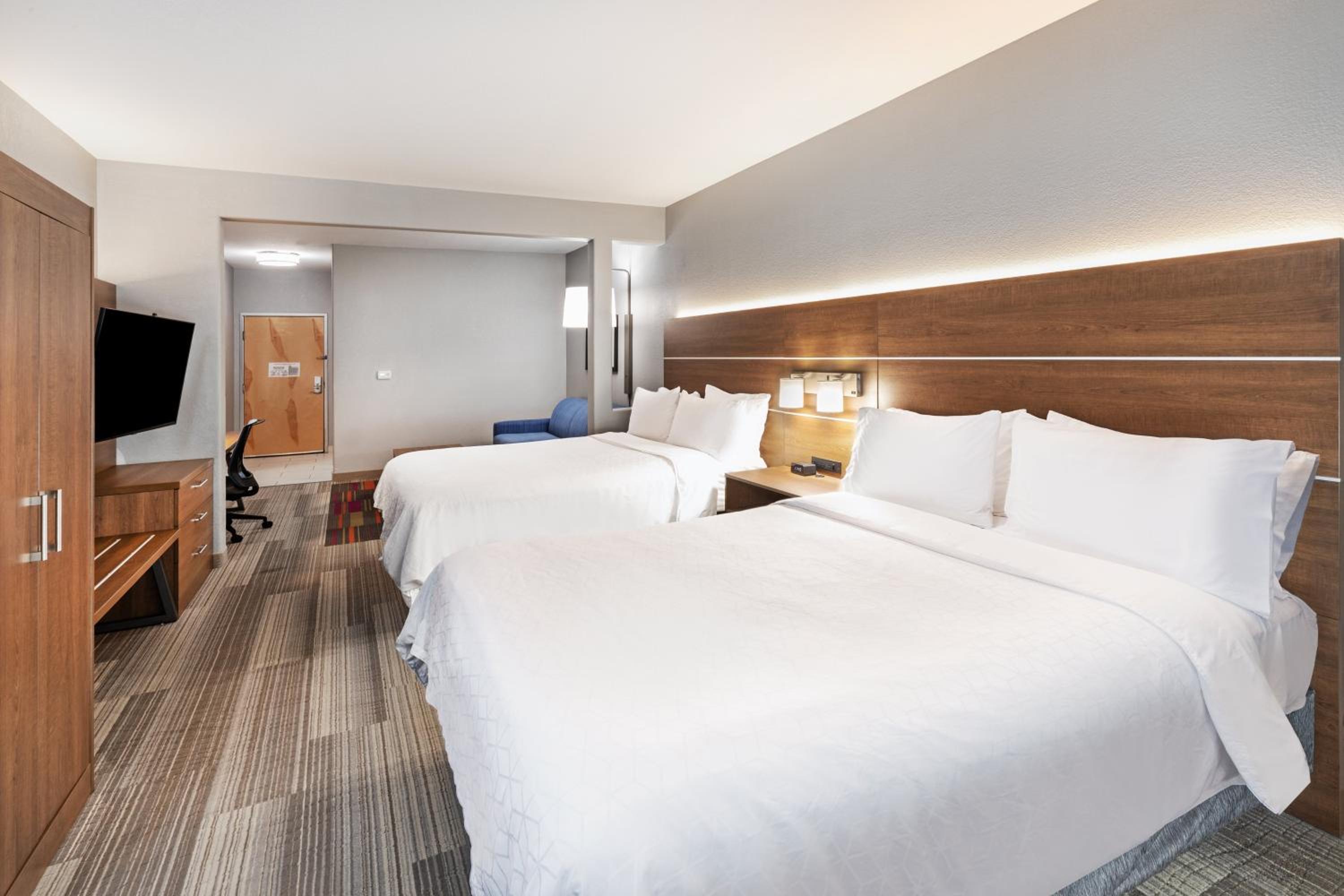Queen Suite with Two Queen Beds - Photo 1