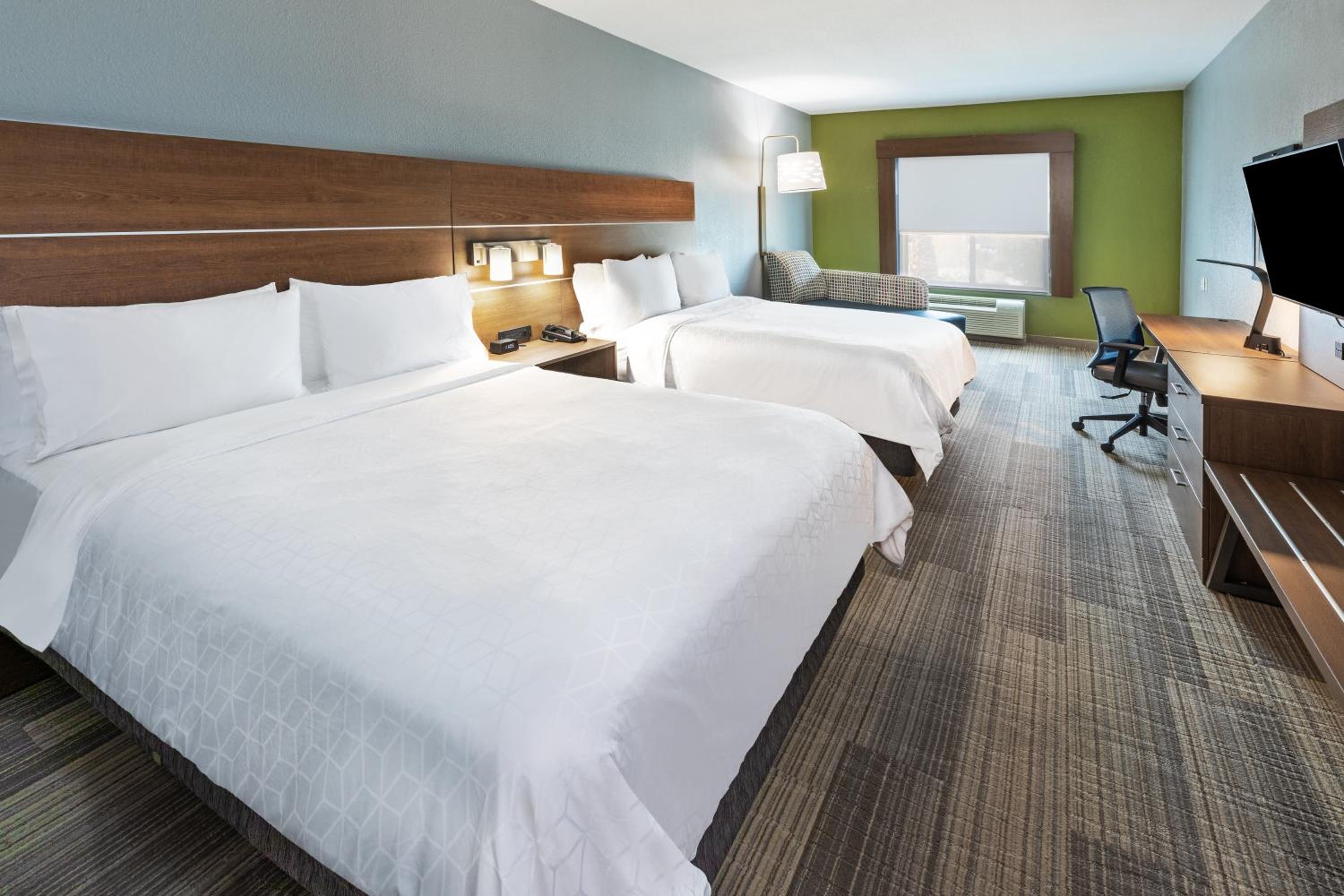 Standard Room with Two Queen Beds - Photo 4