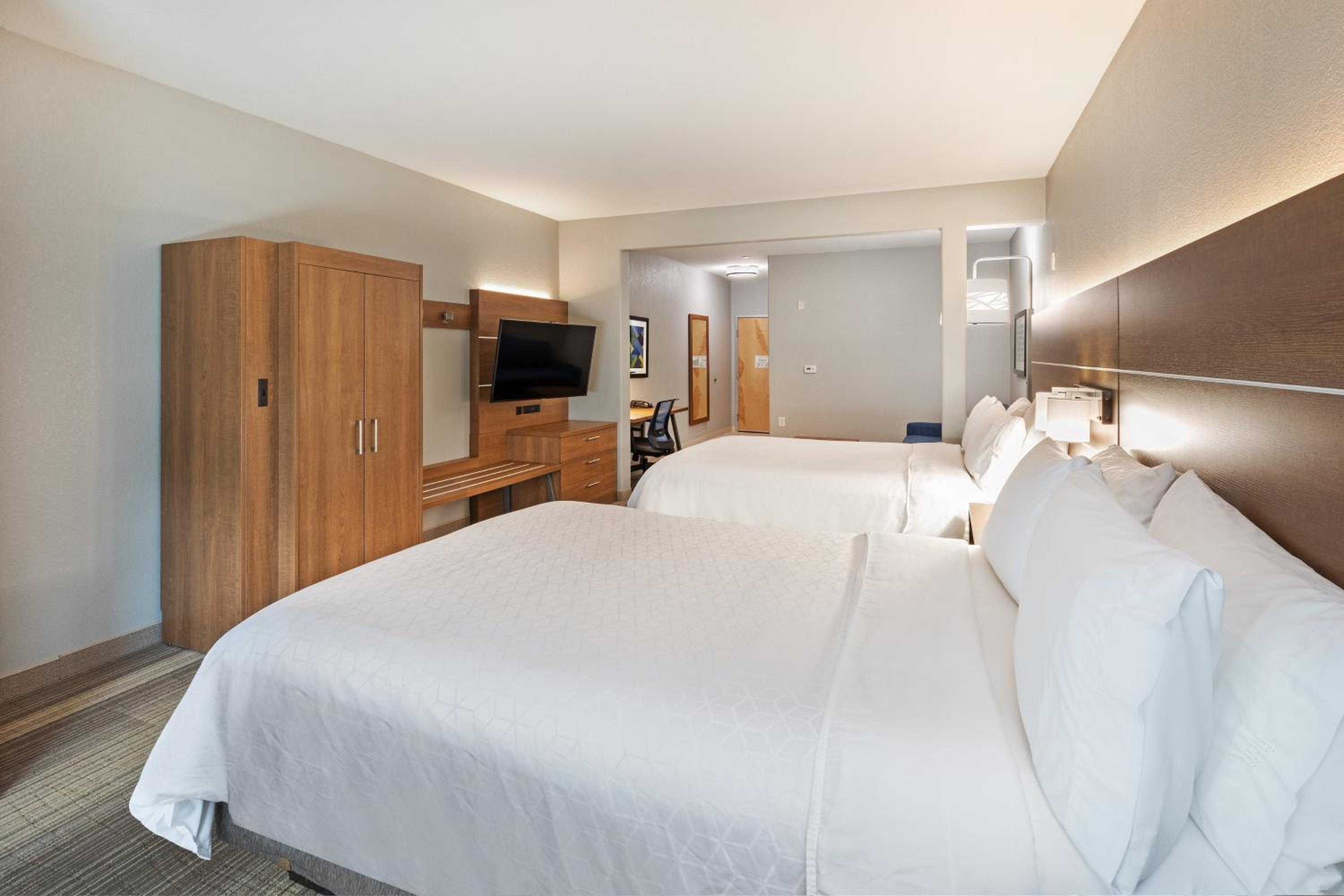 Queen Suite with Two Queen Beds - Photo 3