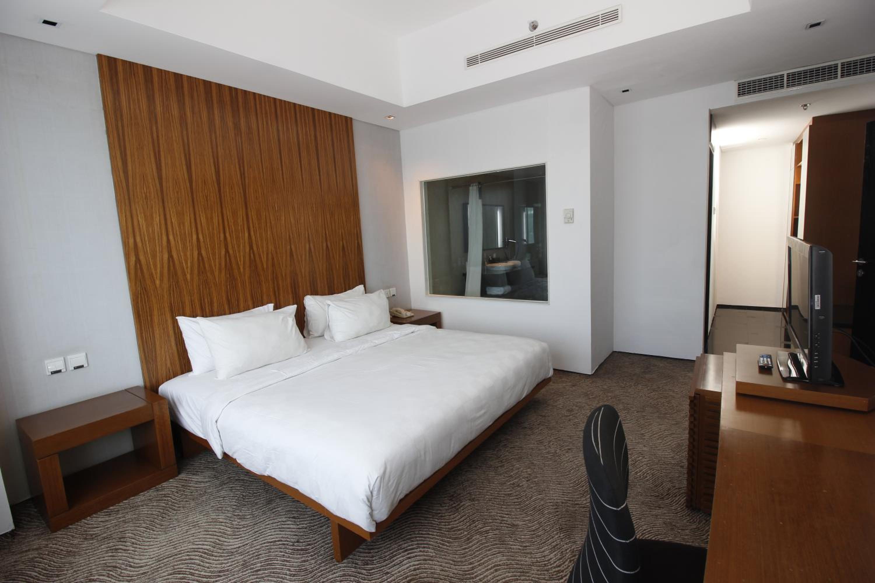 Junior King Suite - Photo 3