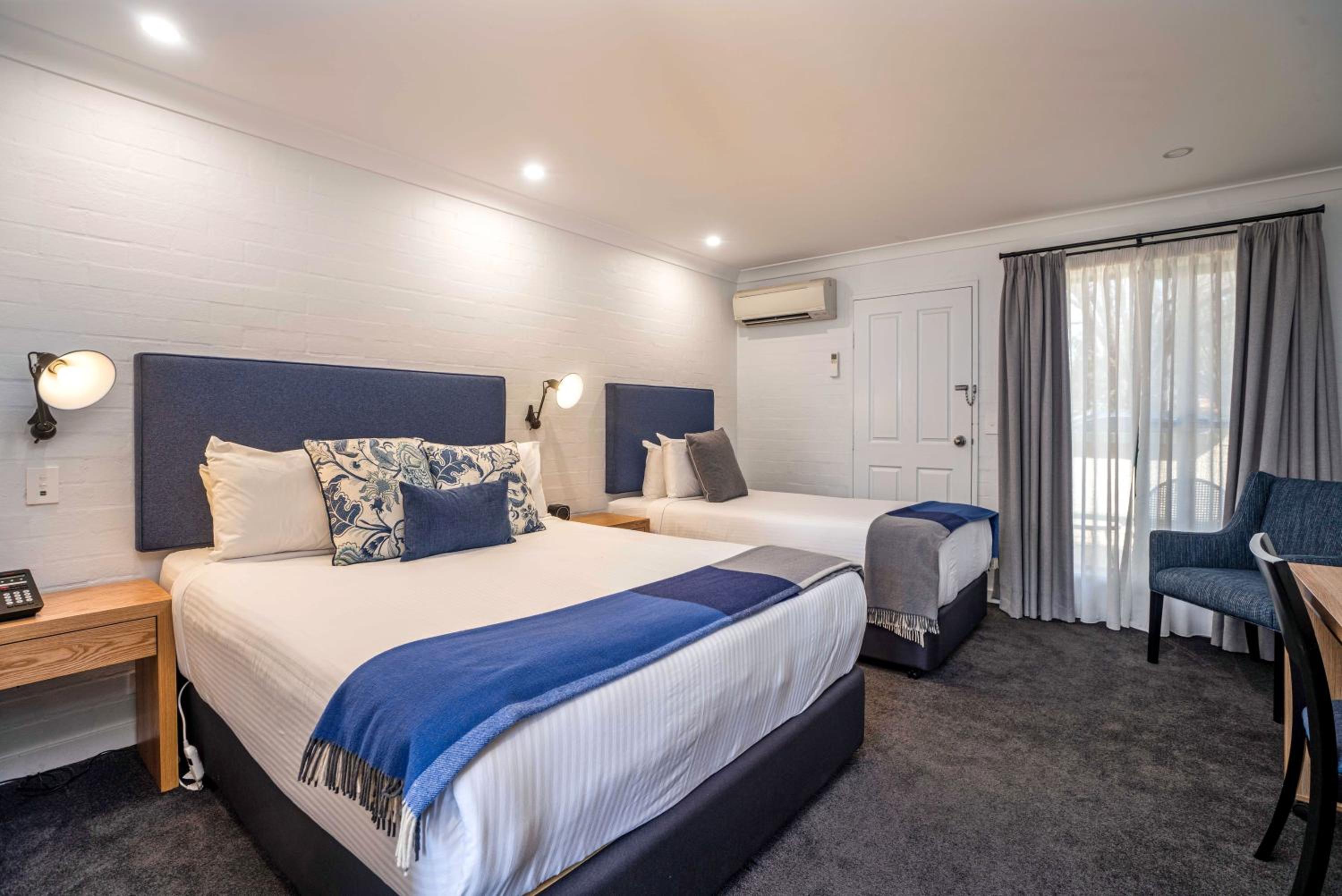 Double or Twin Room with Balcony photo 3