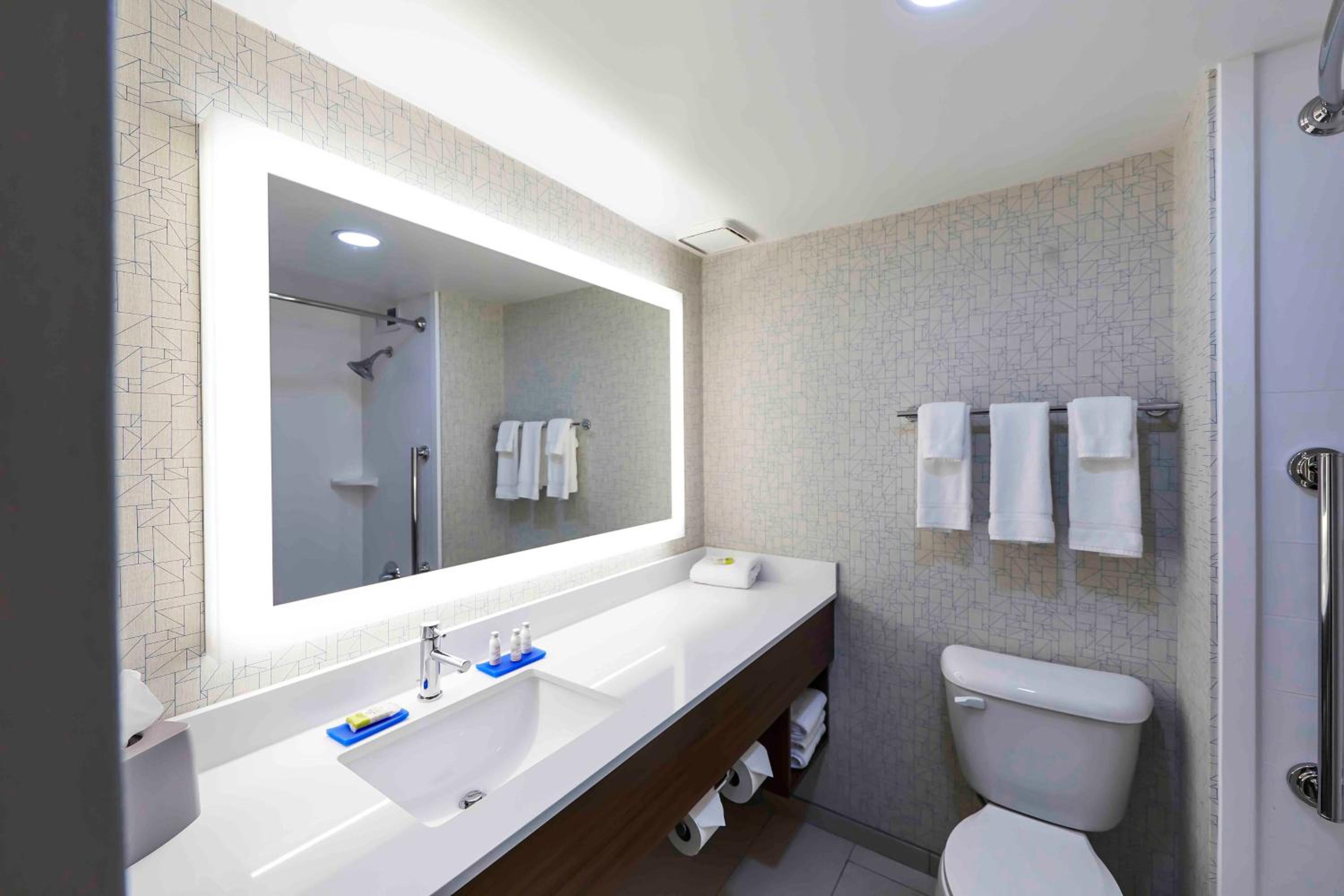 Standard Double Room with Two Double Beds and Accessible Tub - Mobility Access - Photo 3