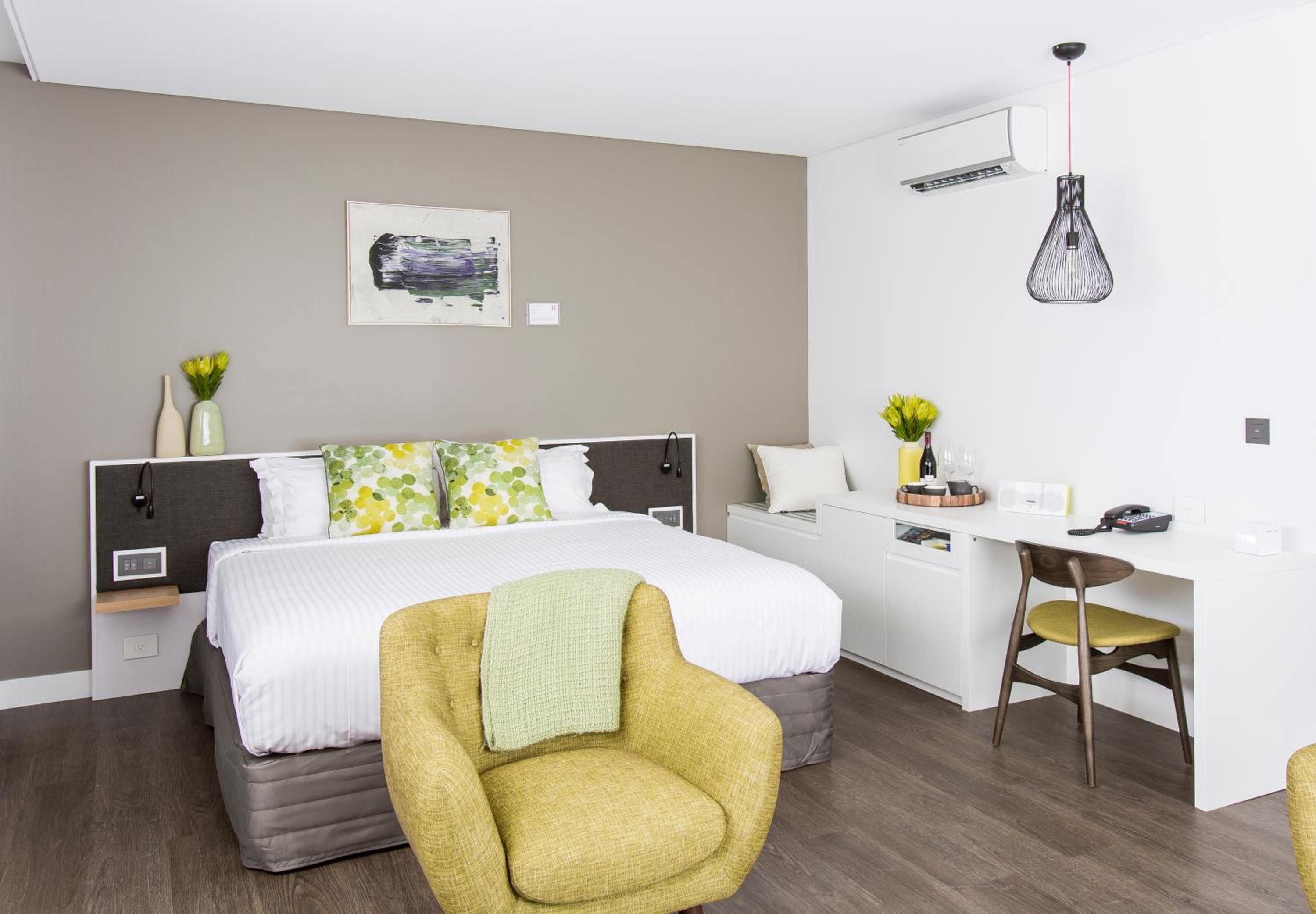 Deluxe King Suite - Wheelchair Accessible/Non-Smoking