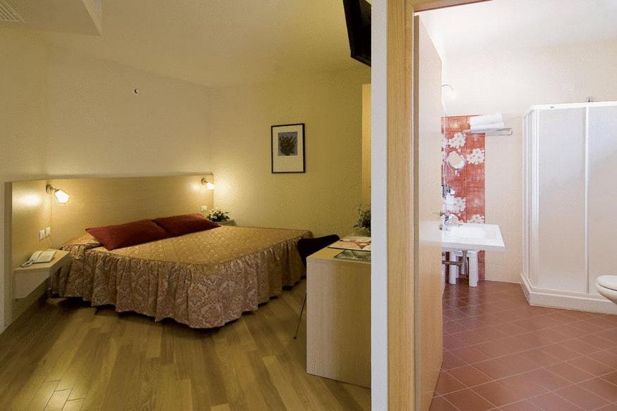 Double or Twin Room - Photo 4