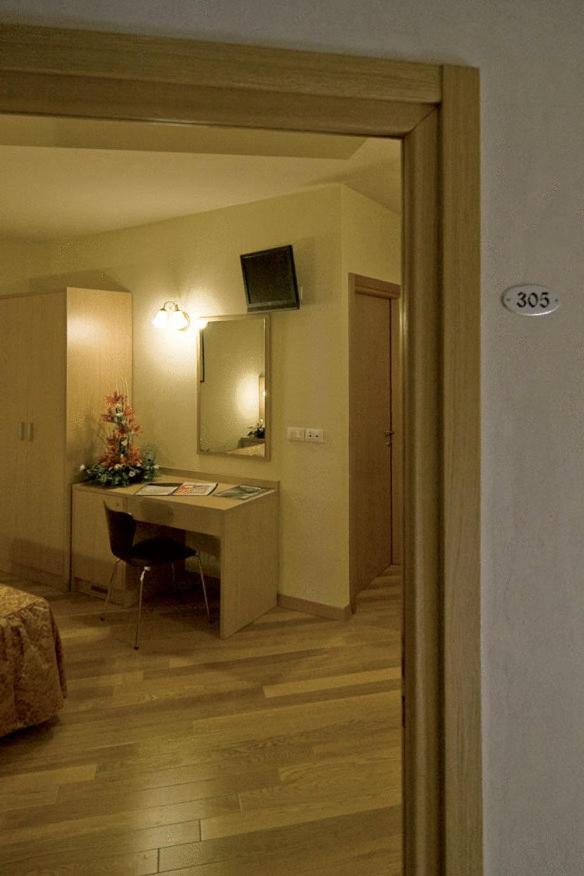Double or Twin Room - Photo 6