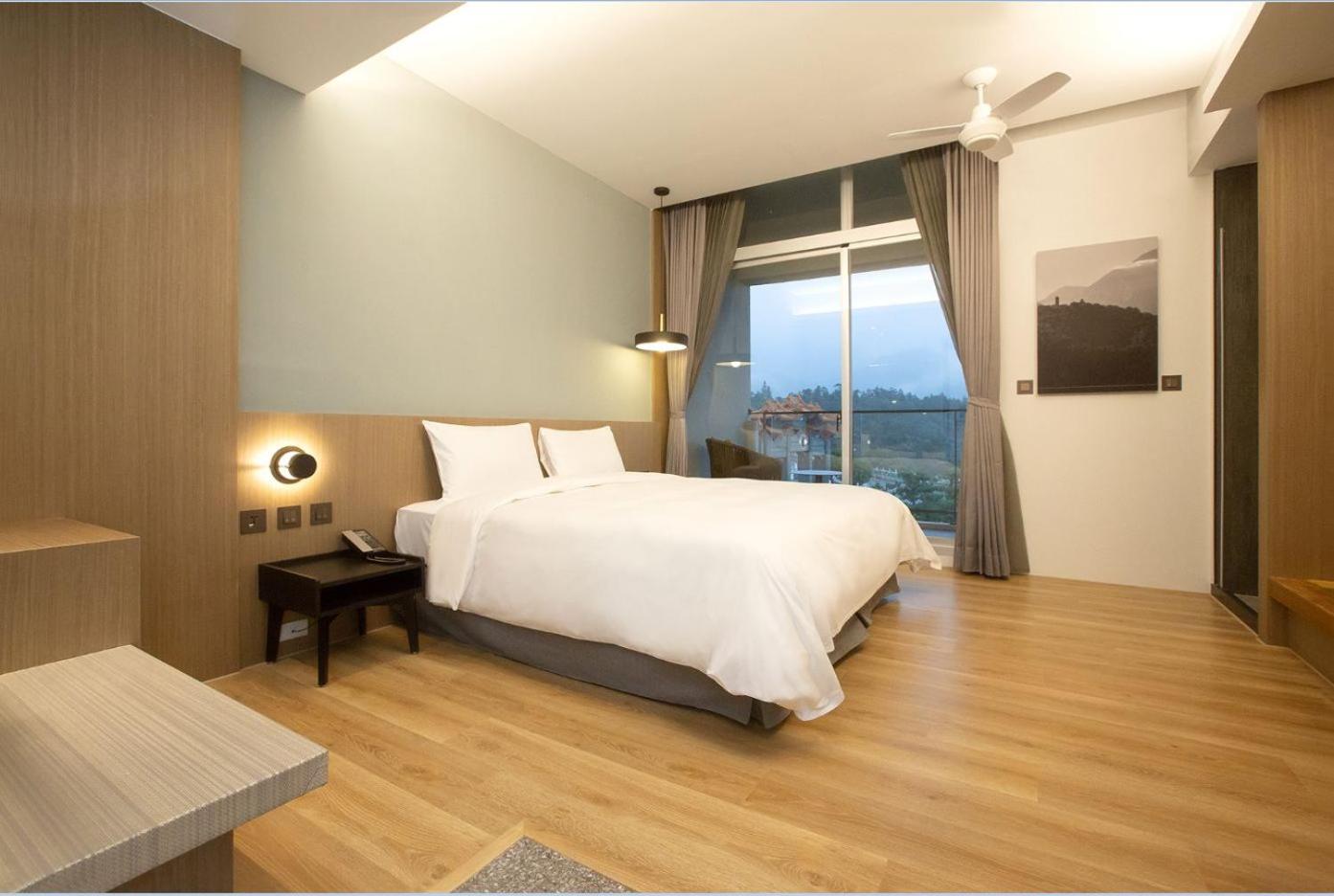 Family Room with Balcony photo 3