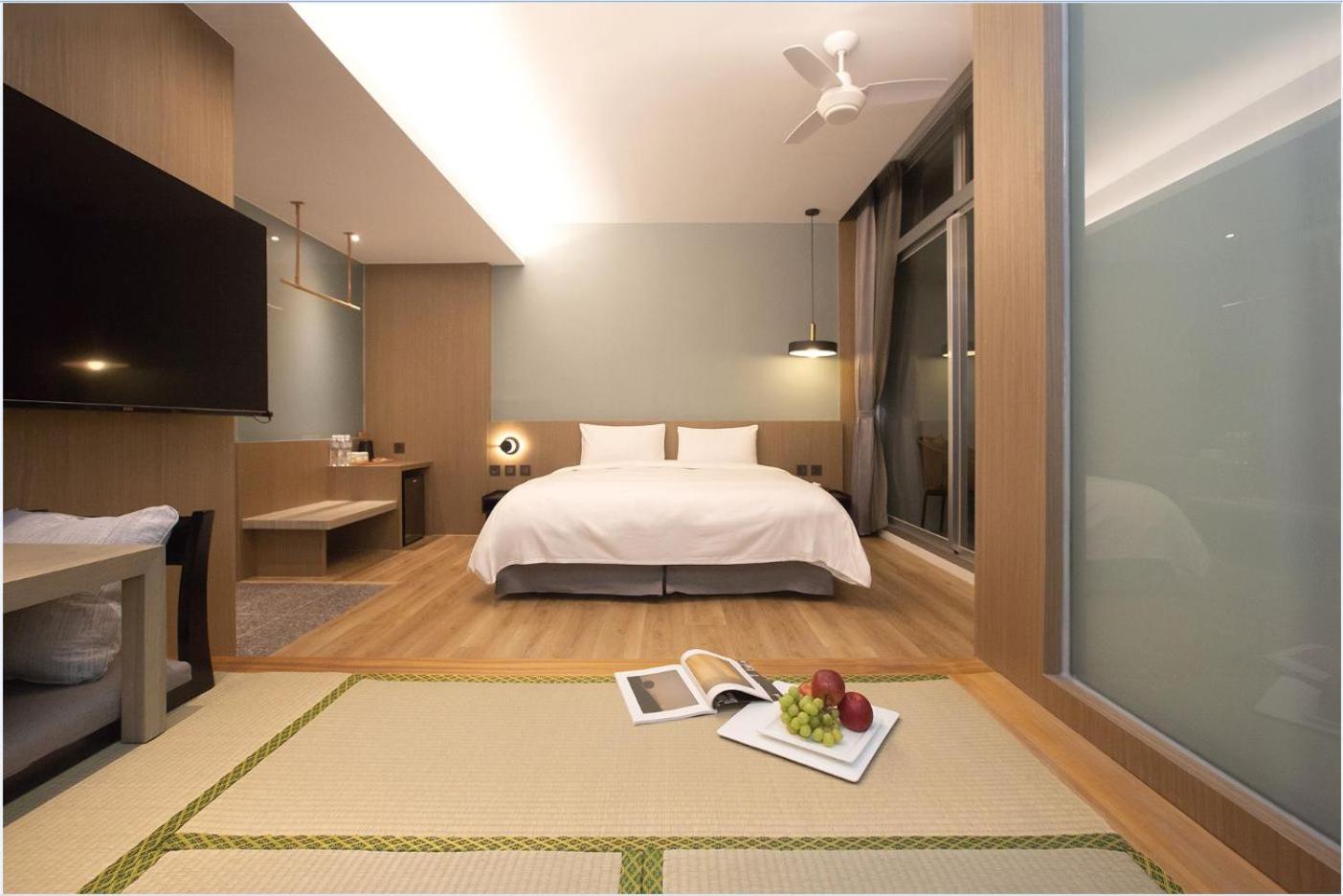 Family Room with Balcony photo 2