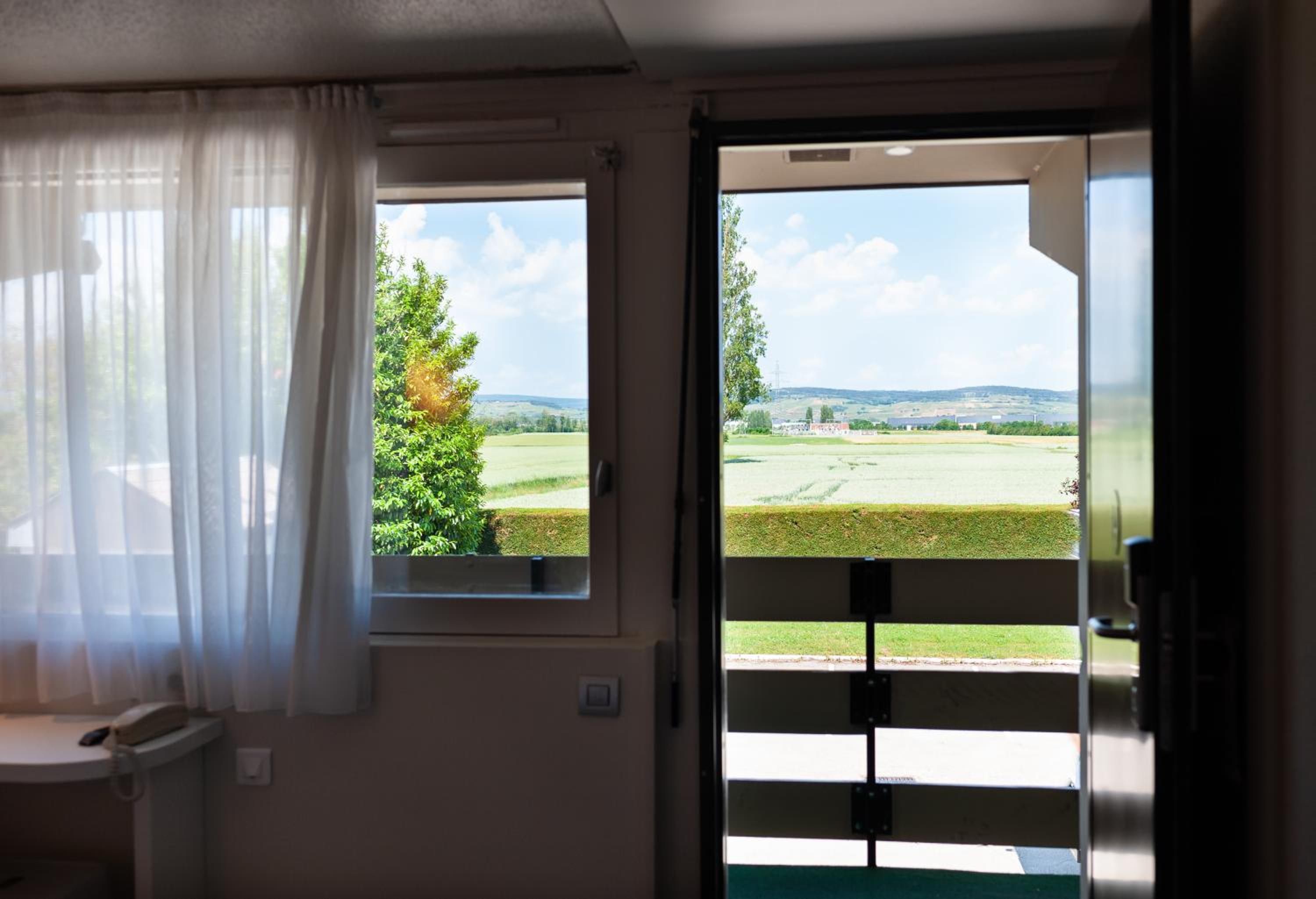 Twin Room With 2 Single Beds  & 1 Junior Bed photo 2
