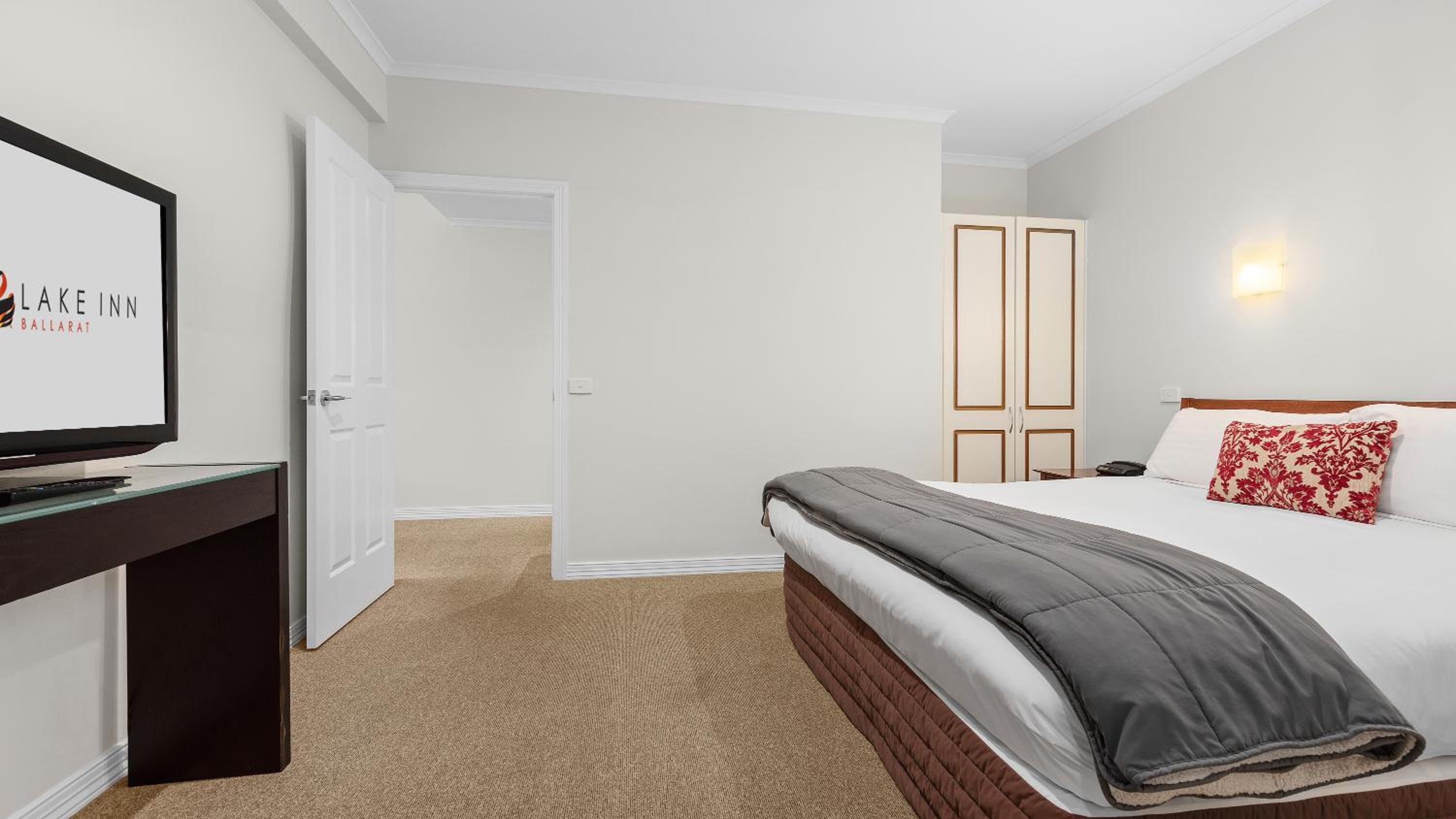 One-Bedroom Suite - Photo 4