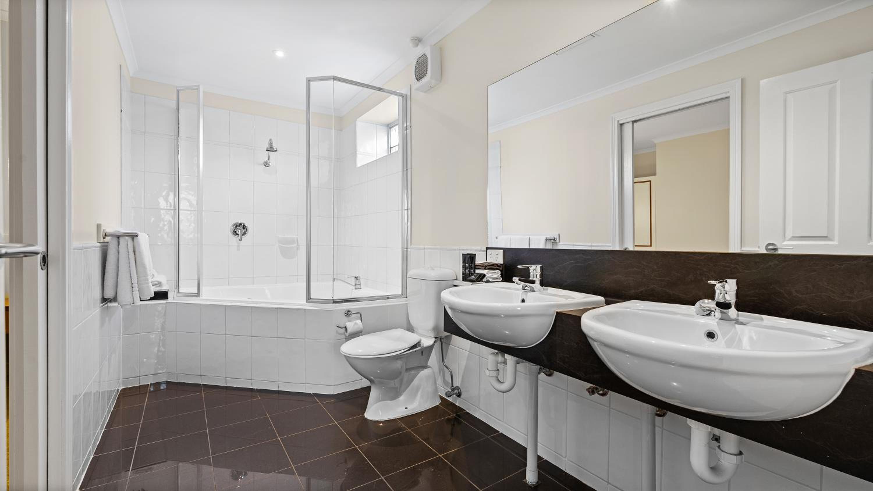 Deluxe King Room with Spa Bath photo 2