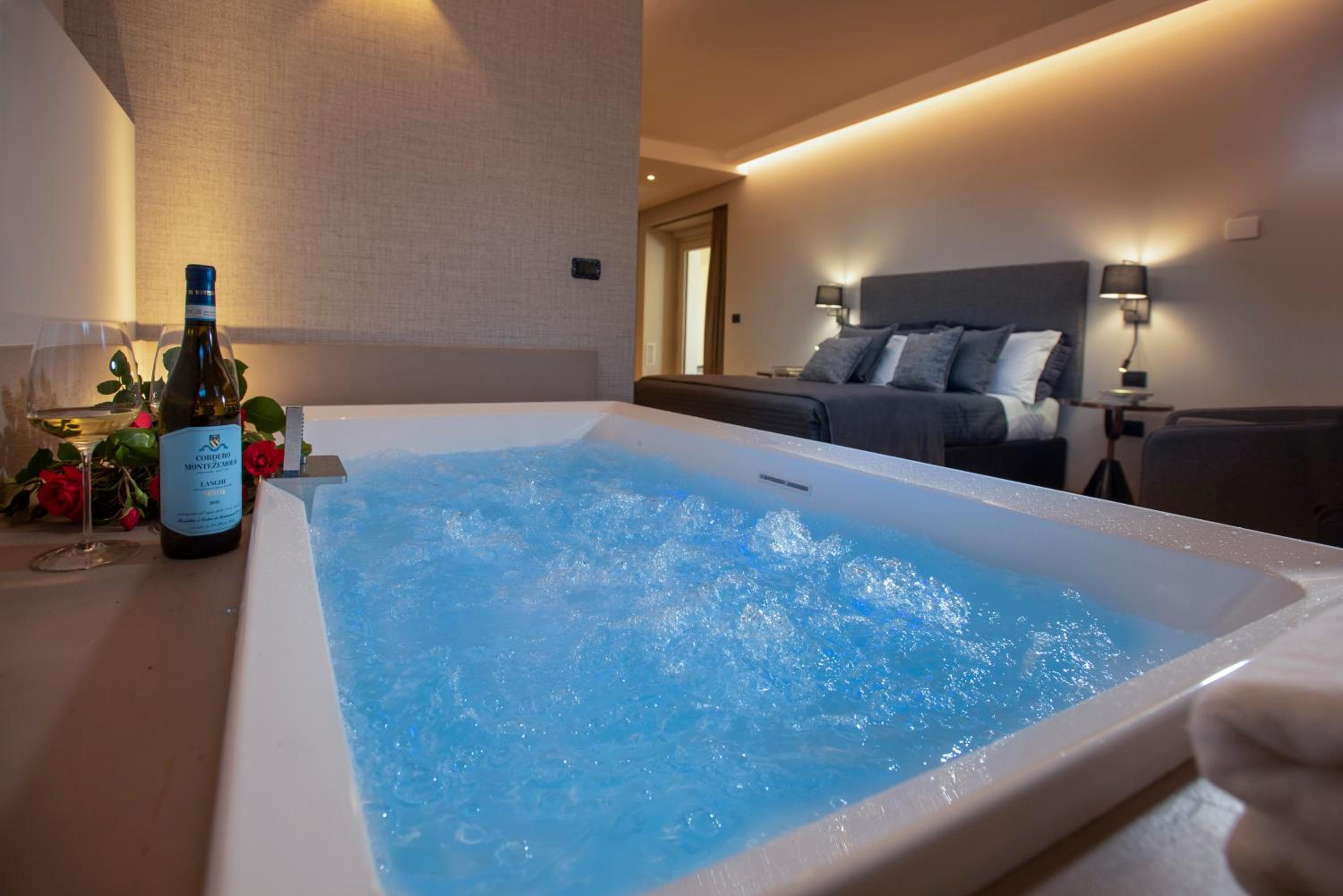 Double Room with Spa Bath - Photo 10