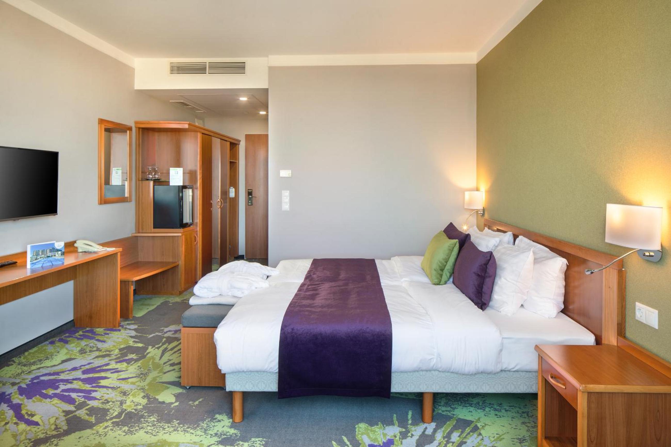 Superior Double or Twin Room thumbnail 5