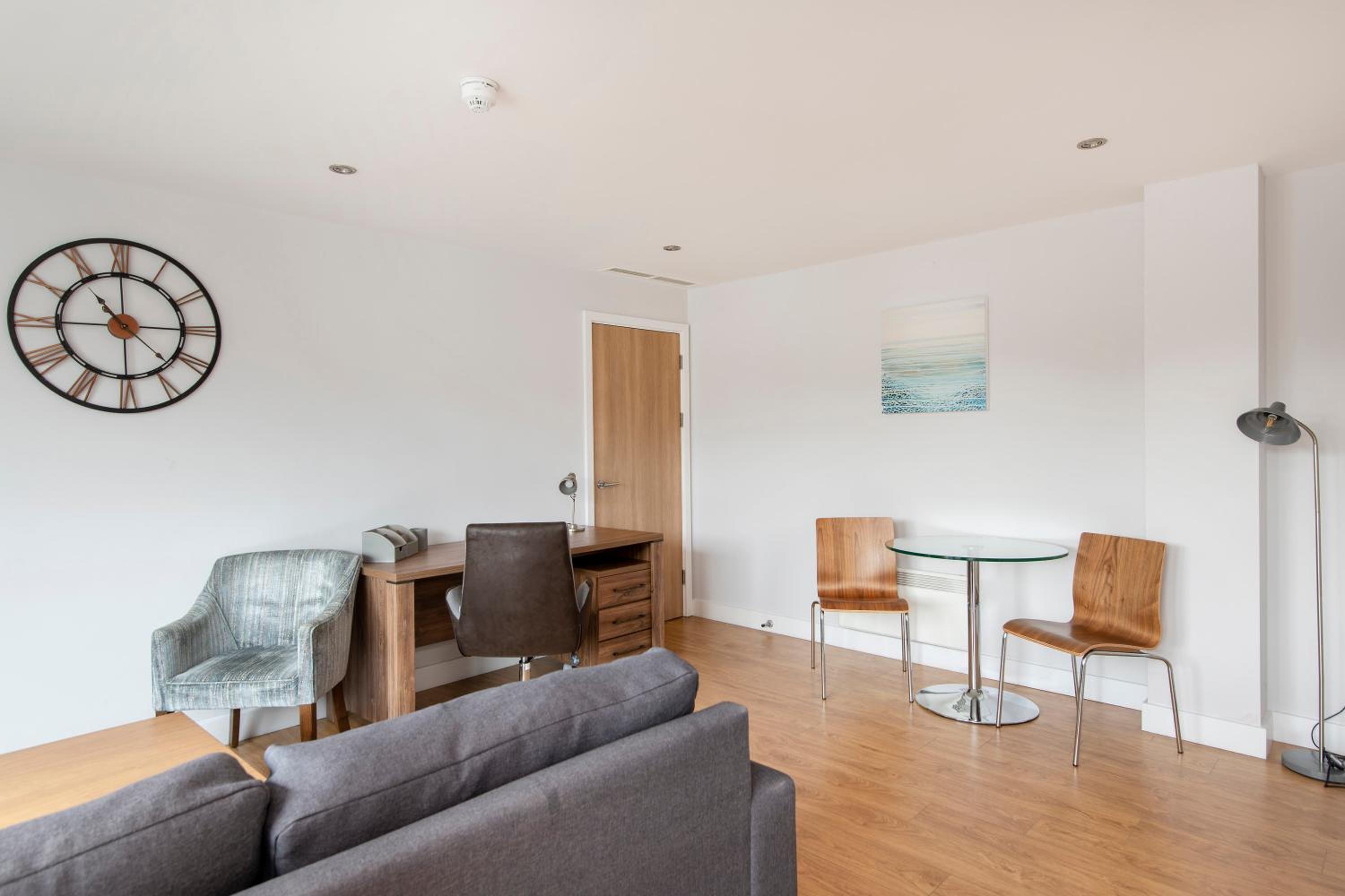 One Bedroom Office Apartment - Photo 2