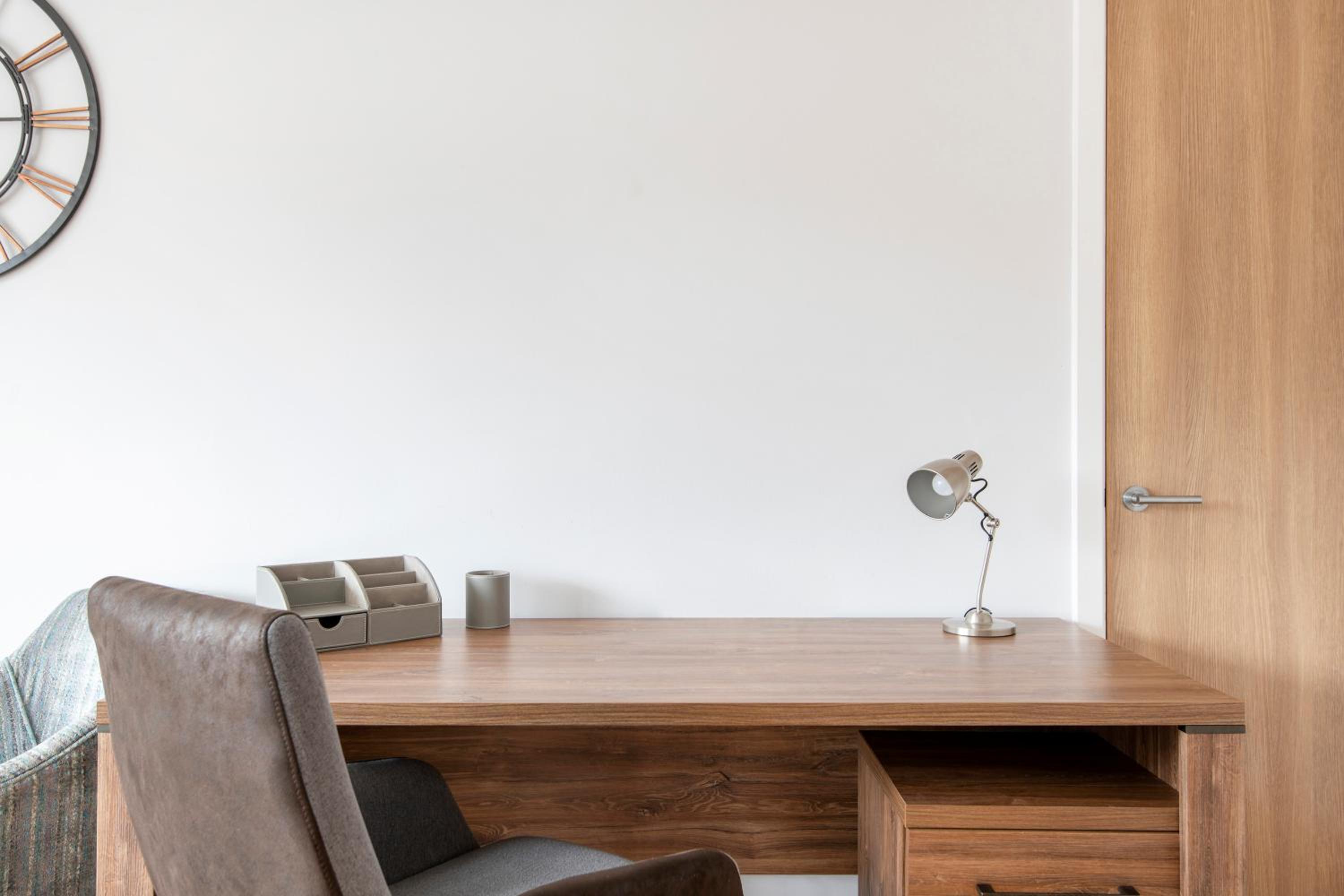 One Bedroom Office Apartment - Photo 10