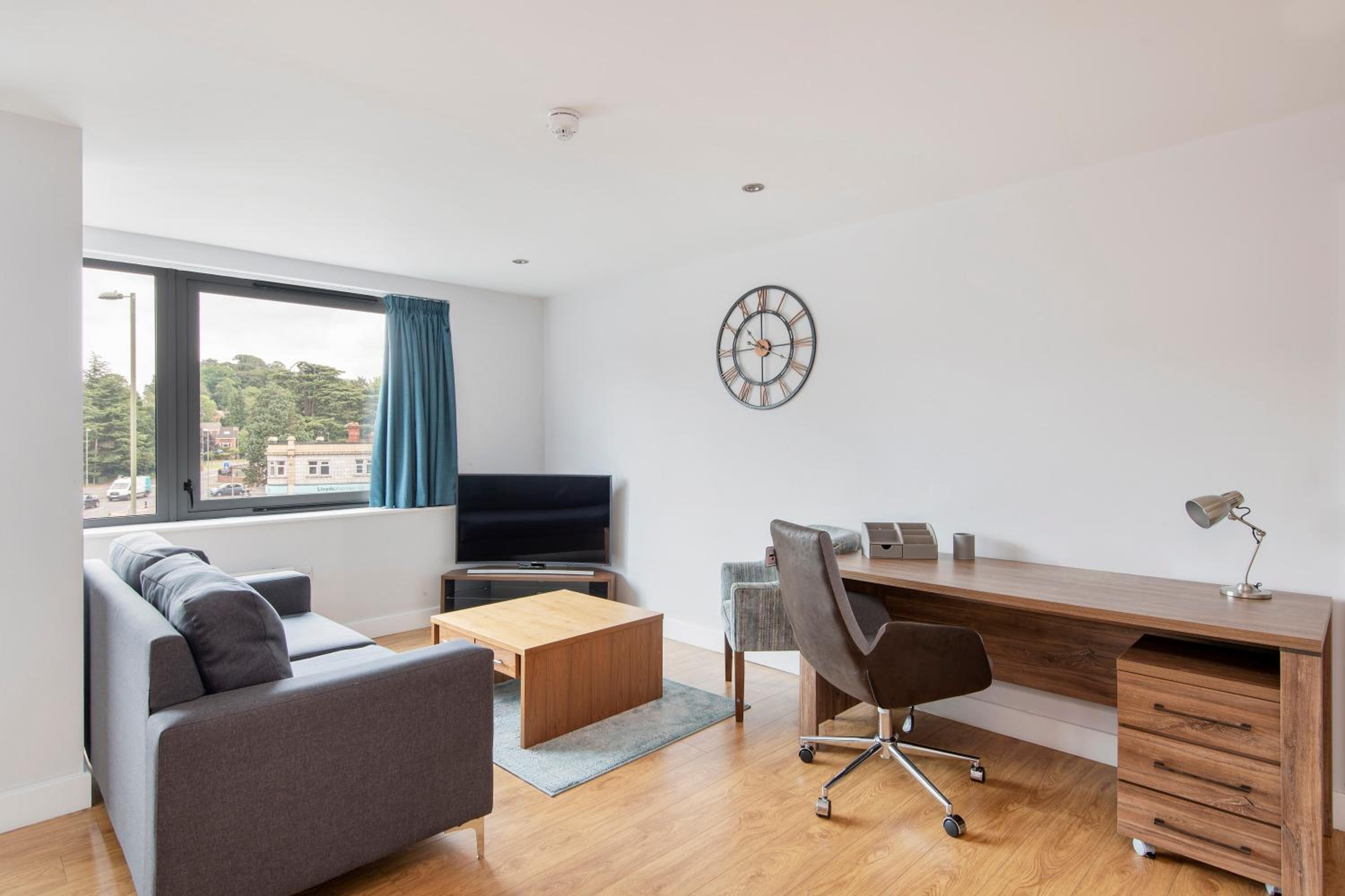 One Bedroom Office Apartment - Photo 7