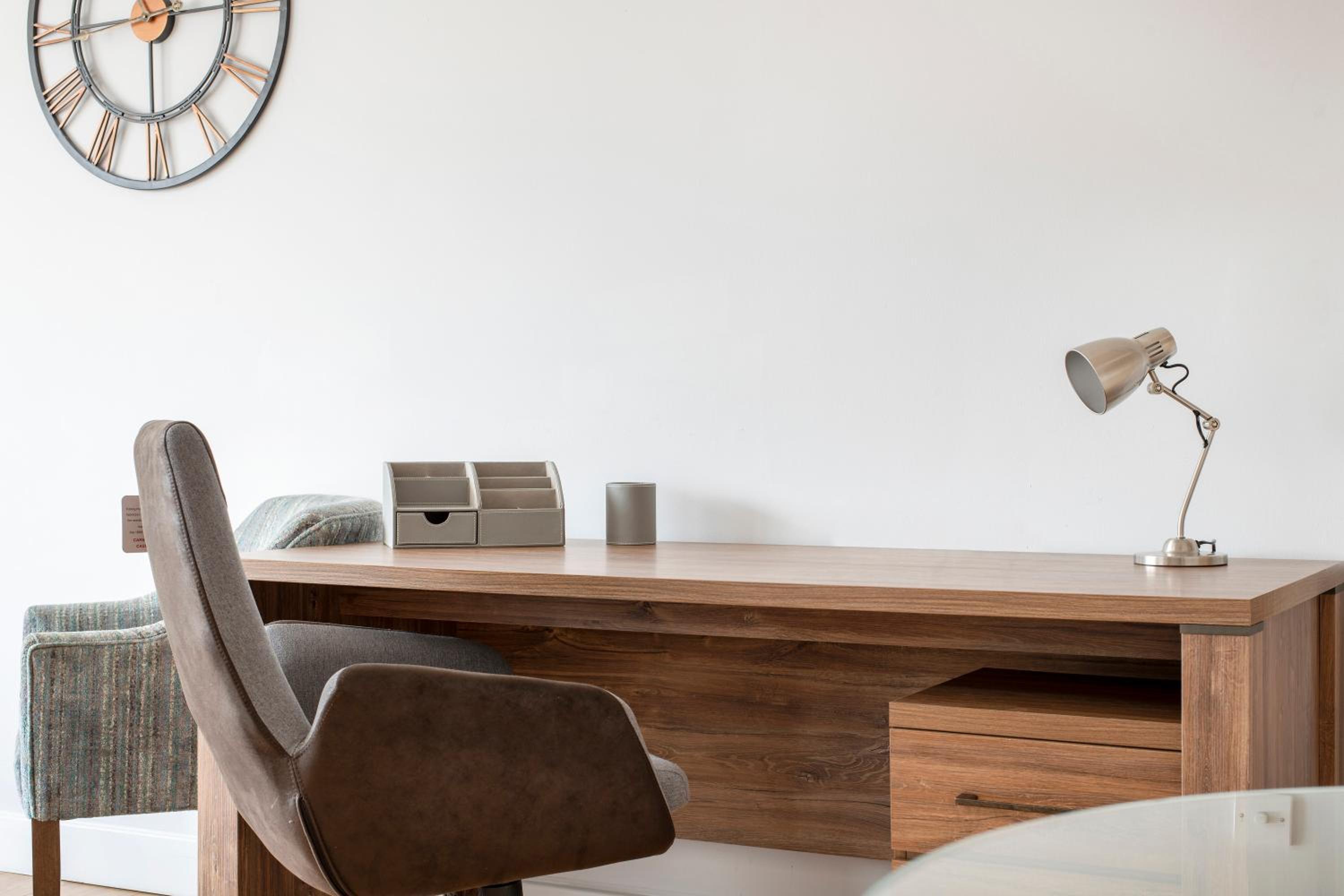 One Bedroom Office Apartment - Photo 6