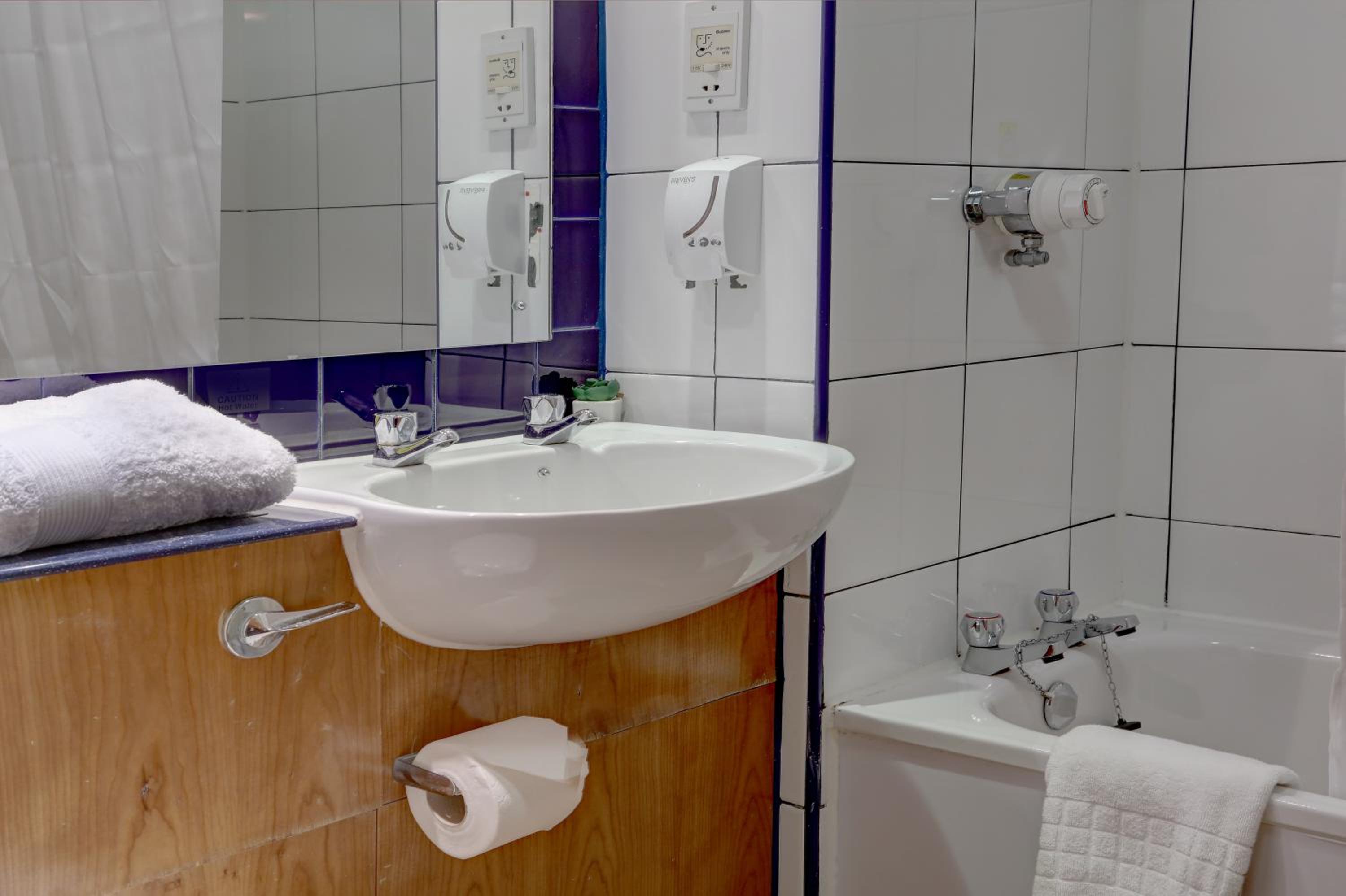 Double Room with Bath Tub - Disability Access/Non-Smoking - Photo 2
