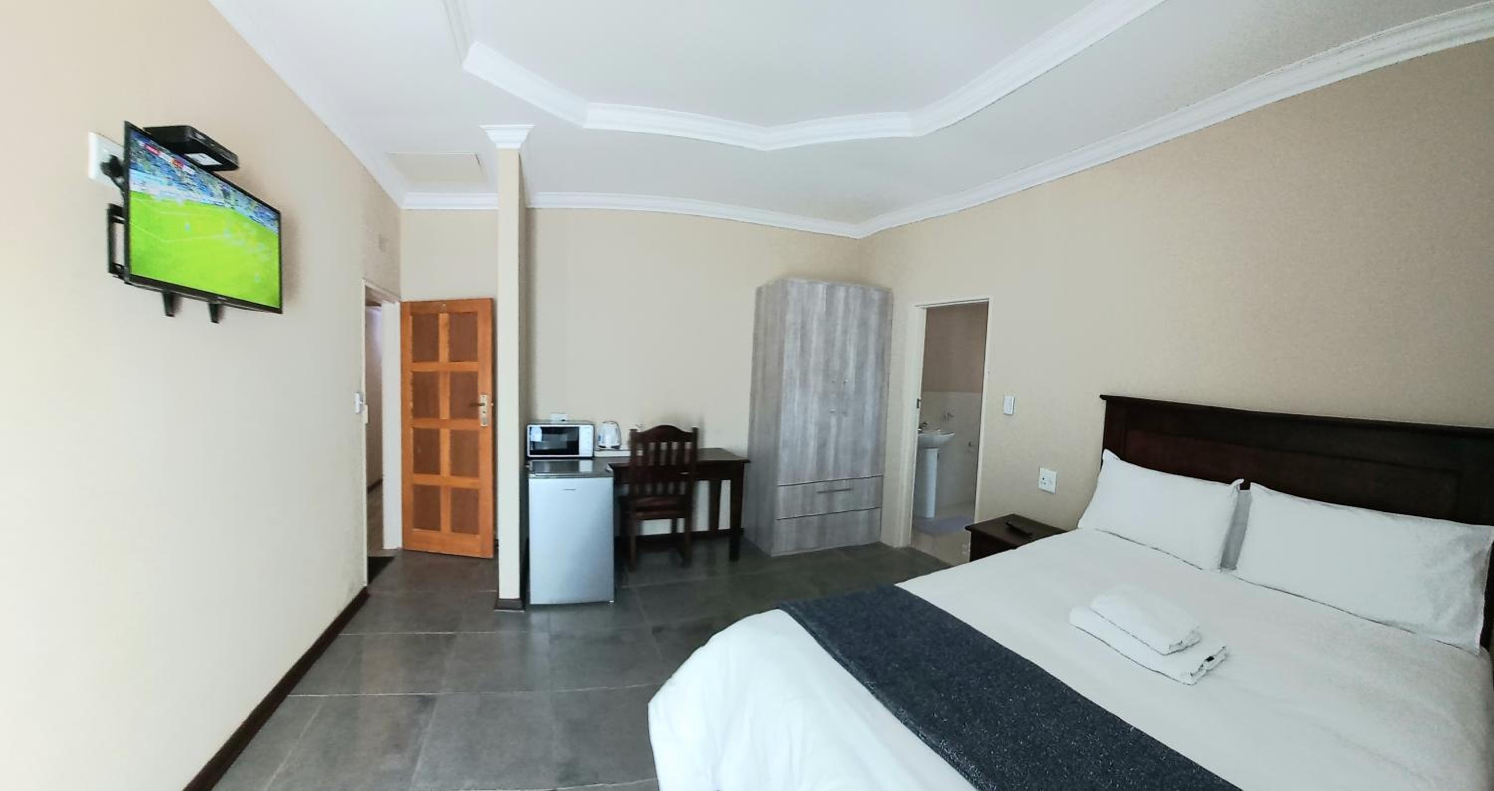 Deluxe Double Room with Bath photo 3