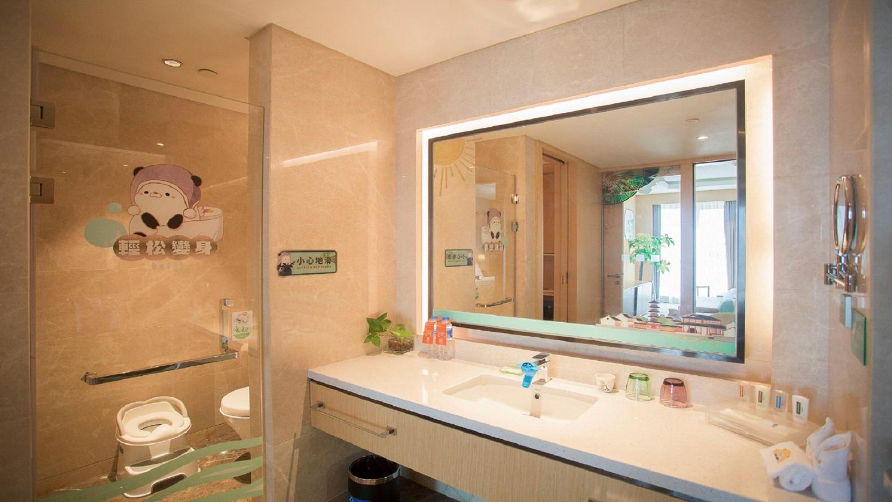 One-Bedroom King Suite - Kids Theme photo 2