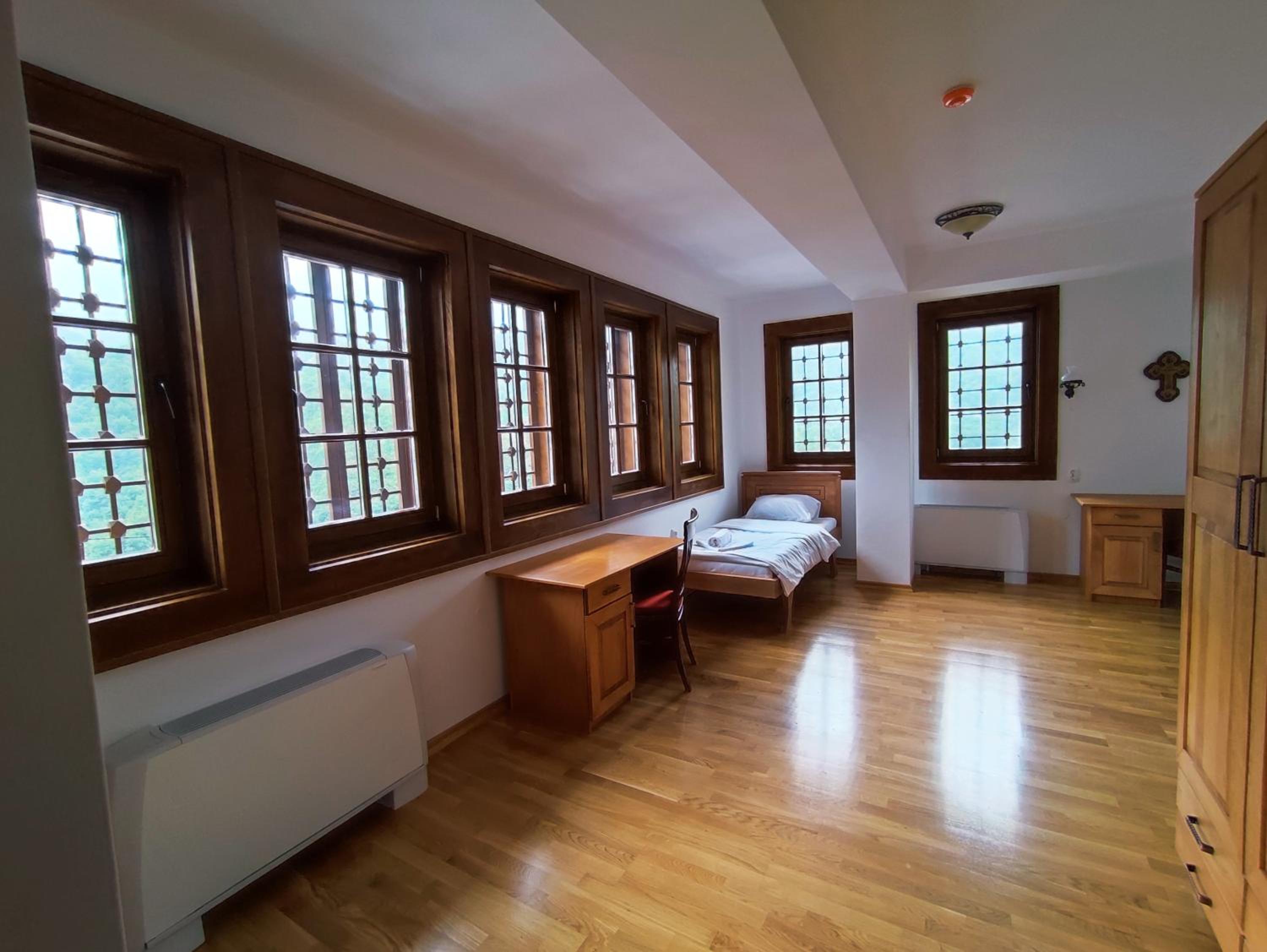 Family Room with Mountain View - Photo 3