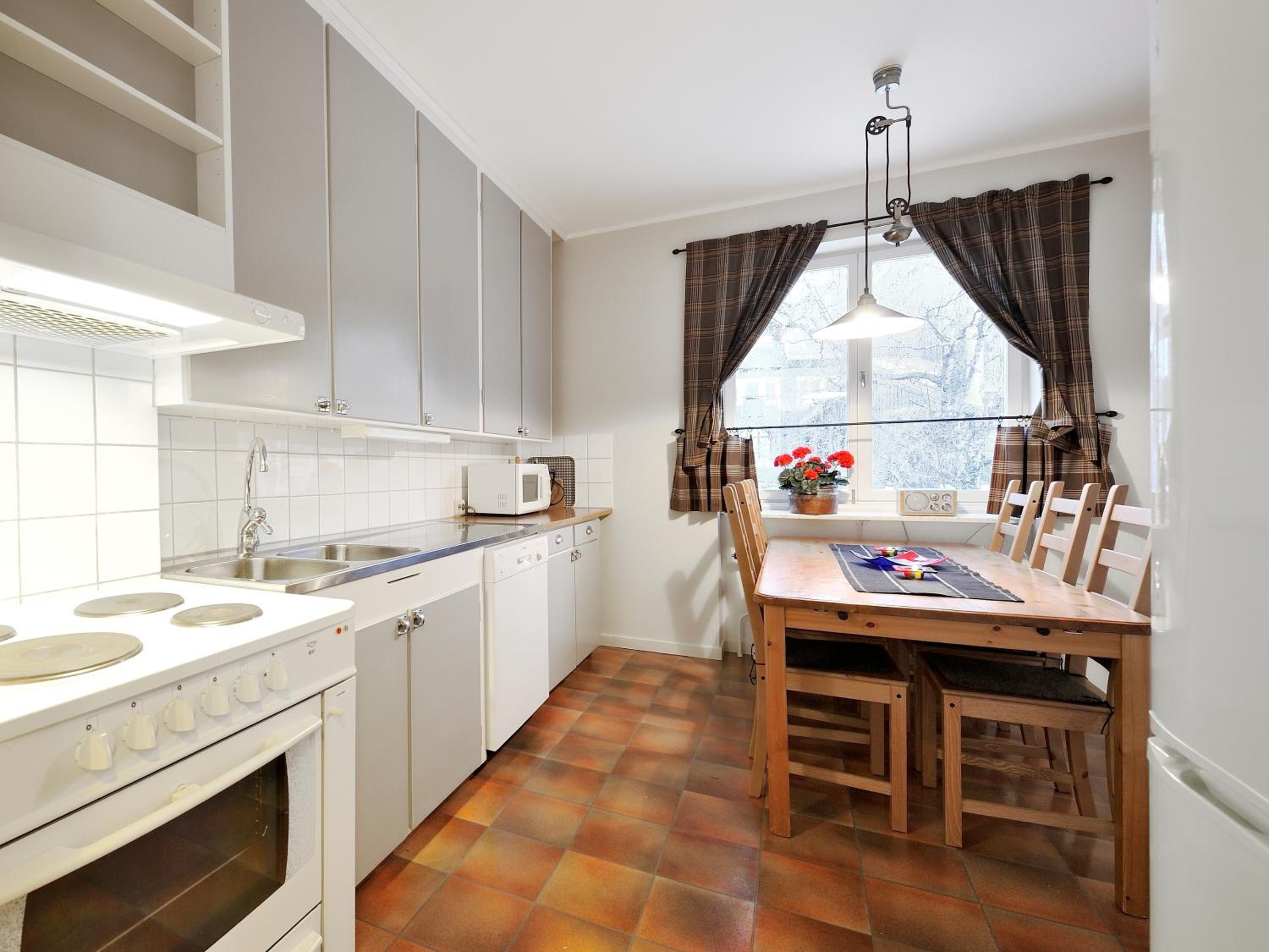 Apartment with Balcony - Photo 8