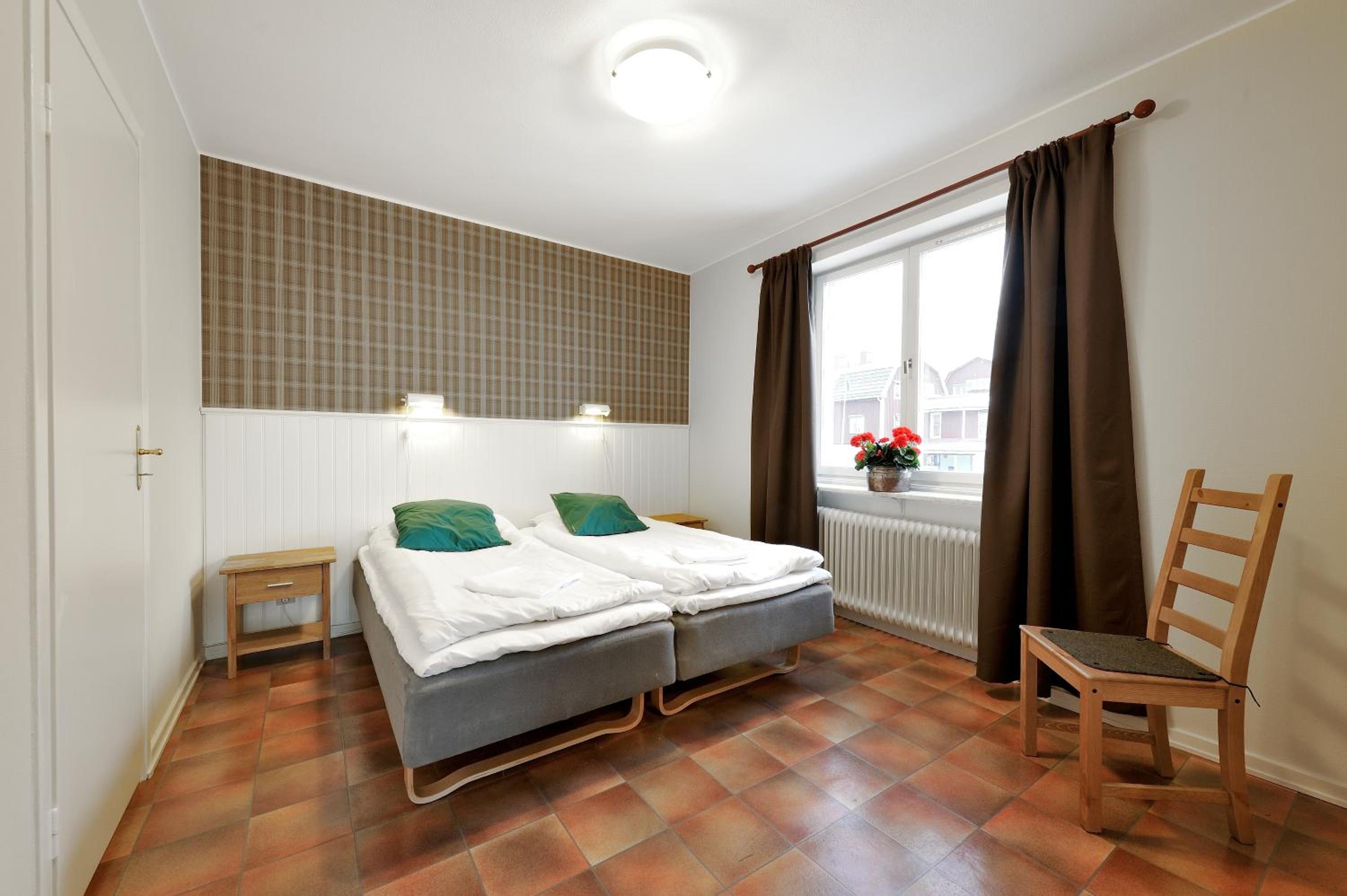 Apartment with Balcony - Photo 6