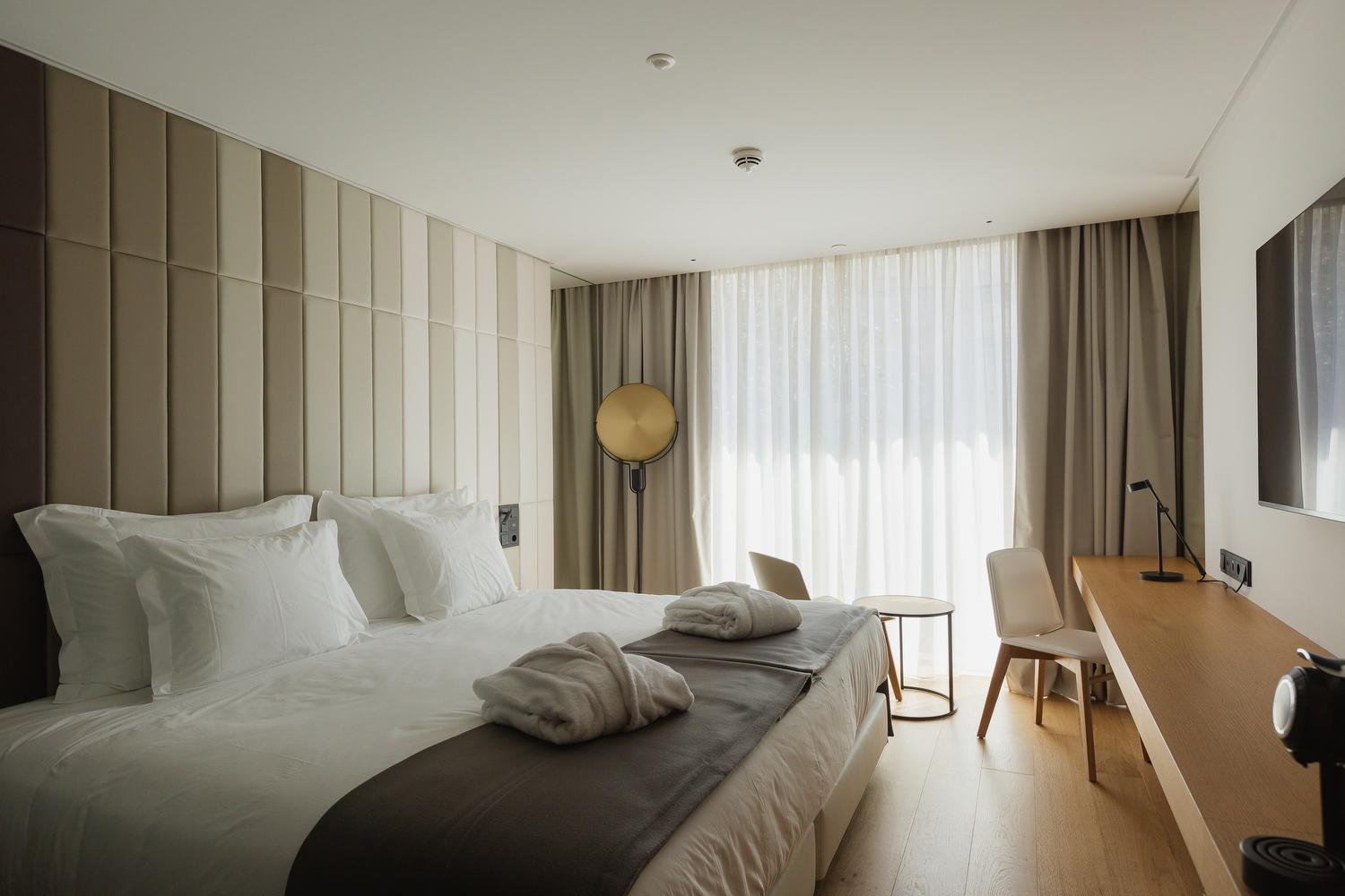 Deluxe Double Room with Show View - Photo 6
