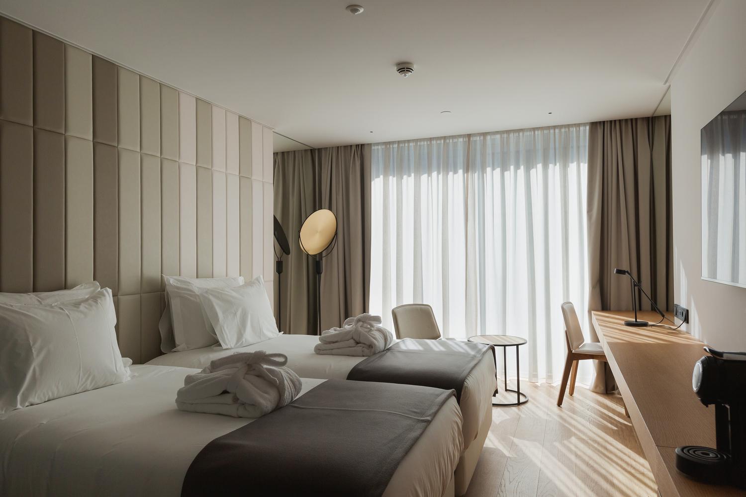 Deluxe Twin Room with Show View - Photo 2